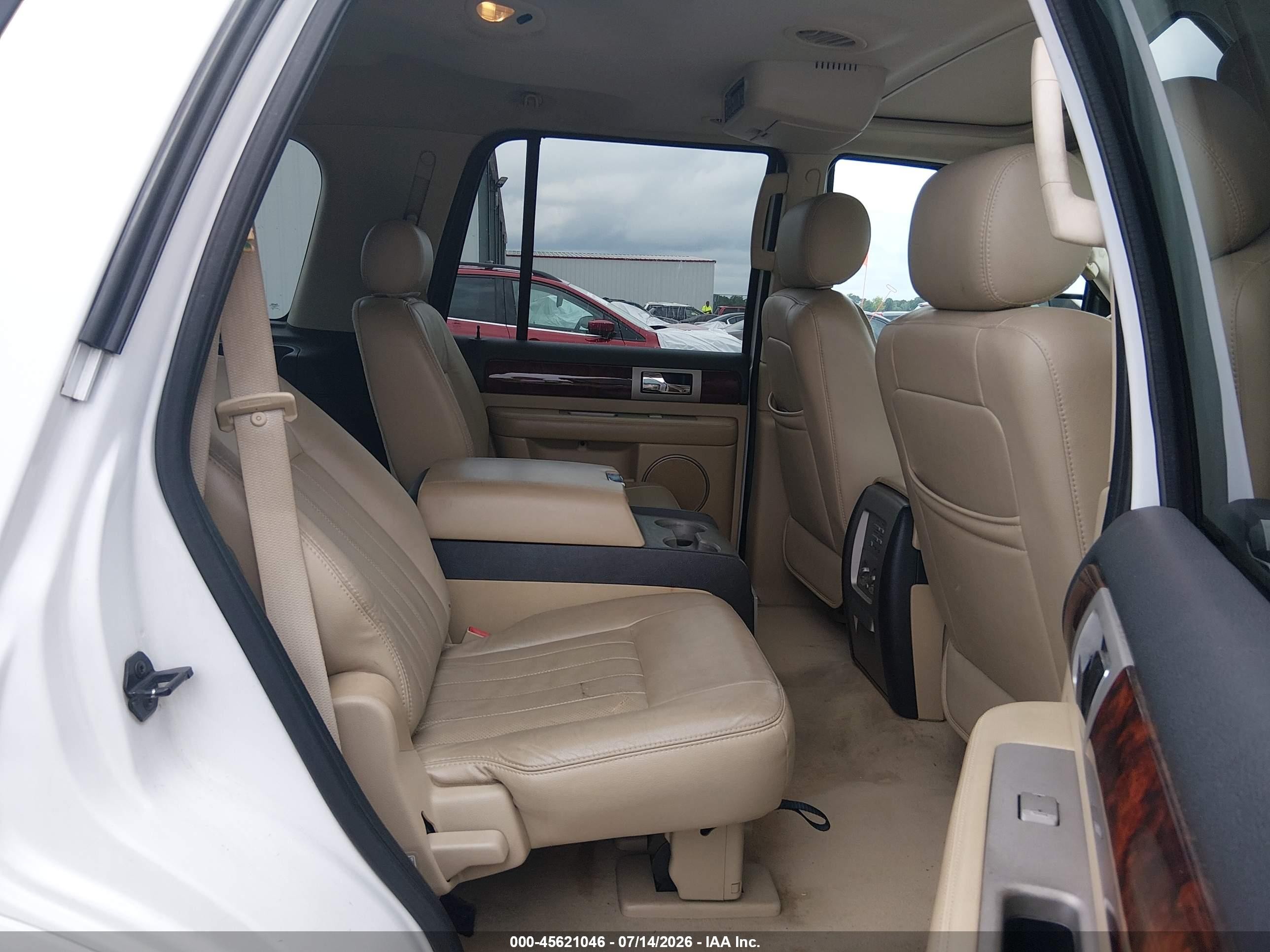 2005 Lincoln Navigator   White vin: 5LMFU27505LJ24702