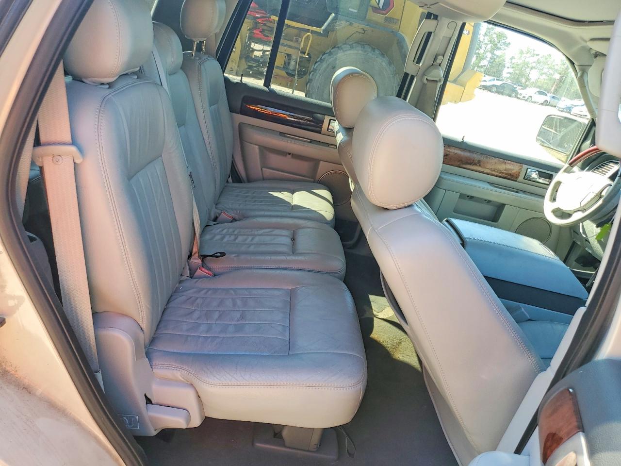 2005 Lincoln Navigator Beige vin: 5LMFU27515LJ13515
