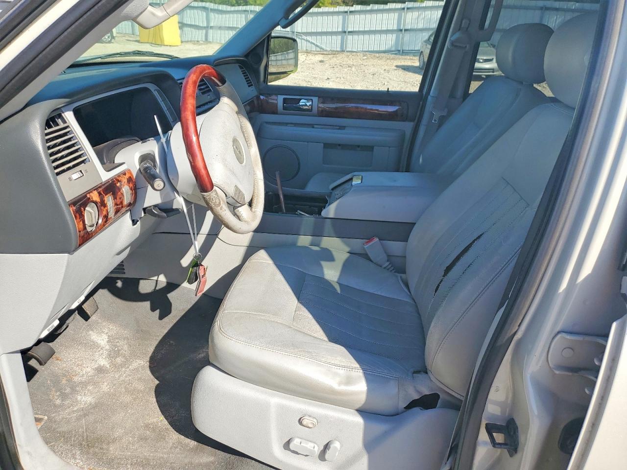 2005 Lincoln Navigator Beige vin: 5LMFU27515LJ13515