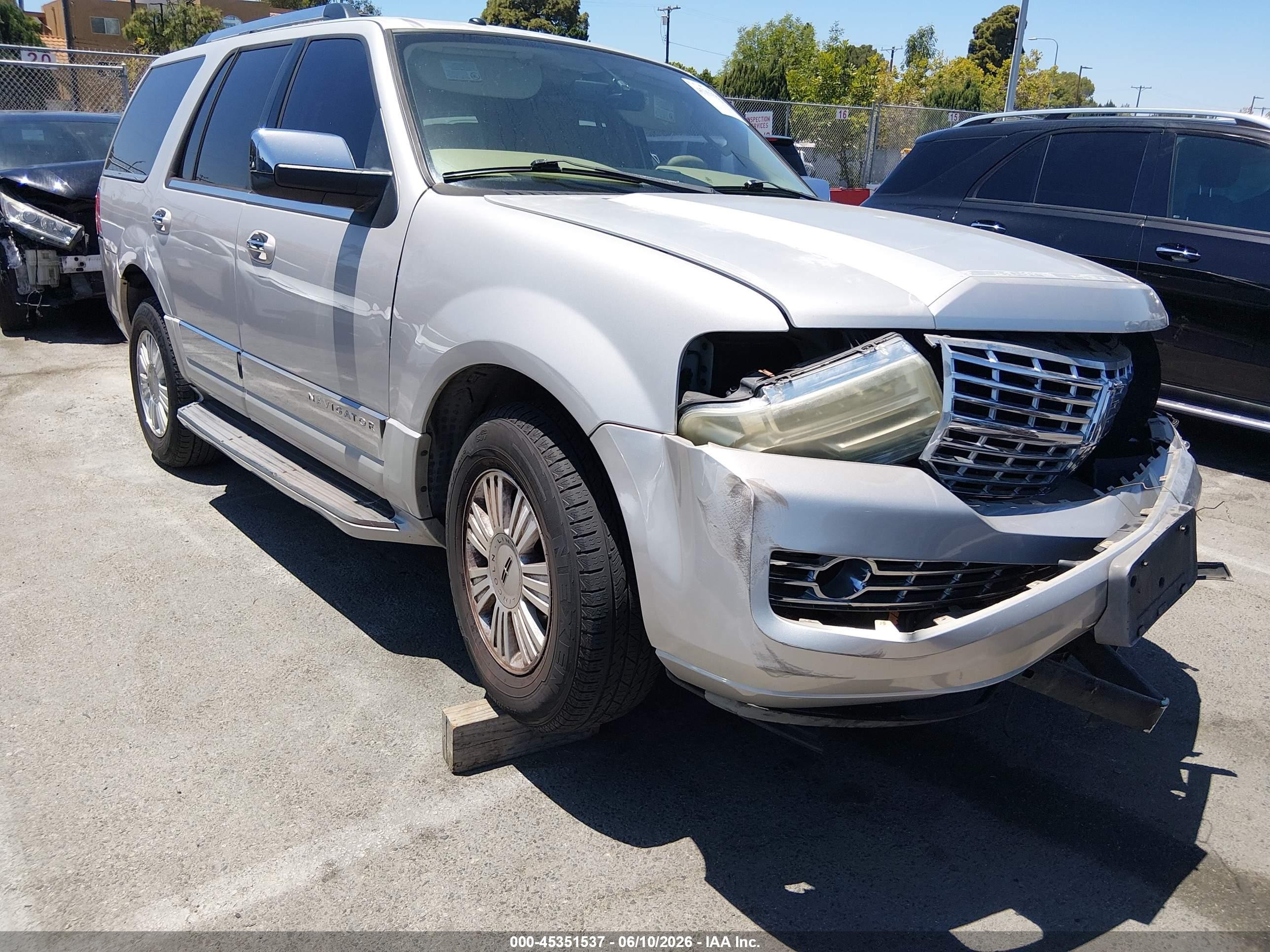 2007 Lincoln Navigator Ultimate Silver vin: 5LMFU27517LJ12187
