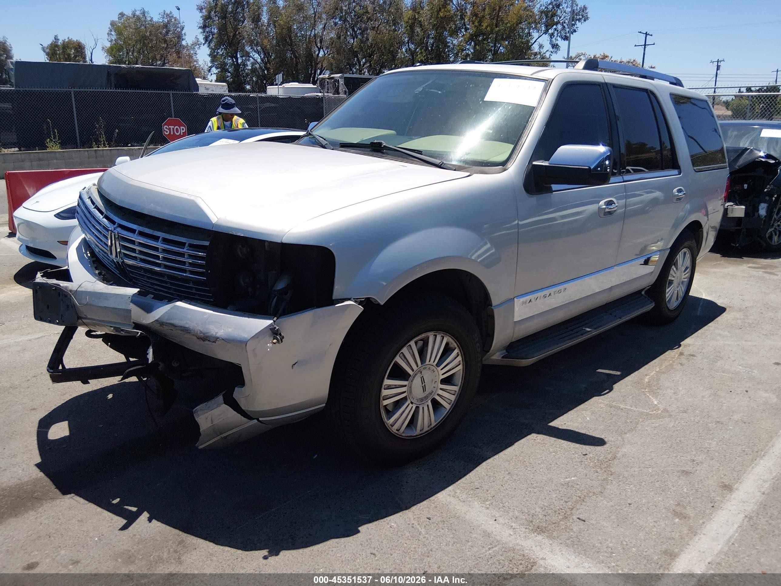 2007 Lincoln Navigator Ultimate Silver vin: 5LMFU27517LJ12187