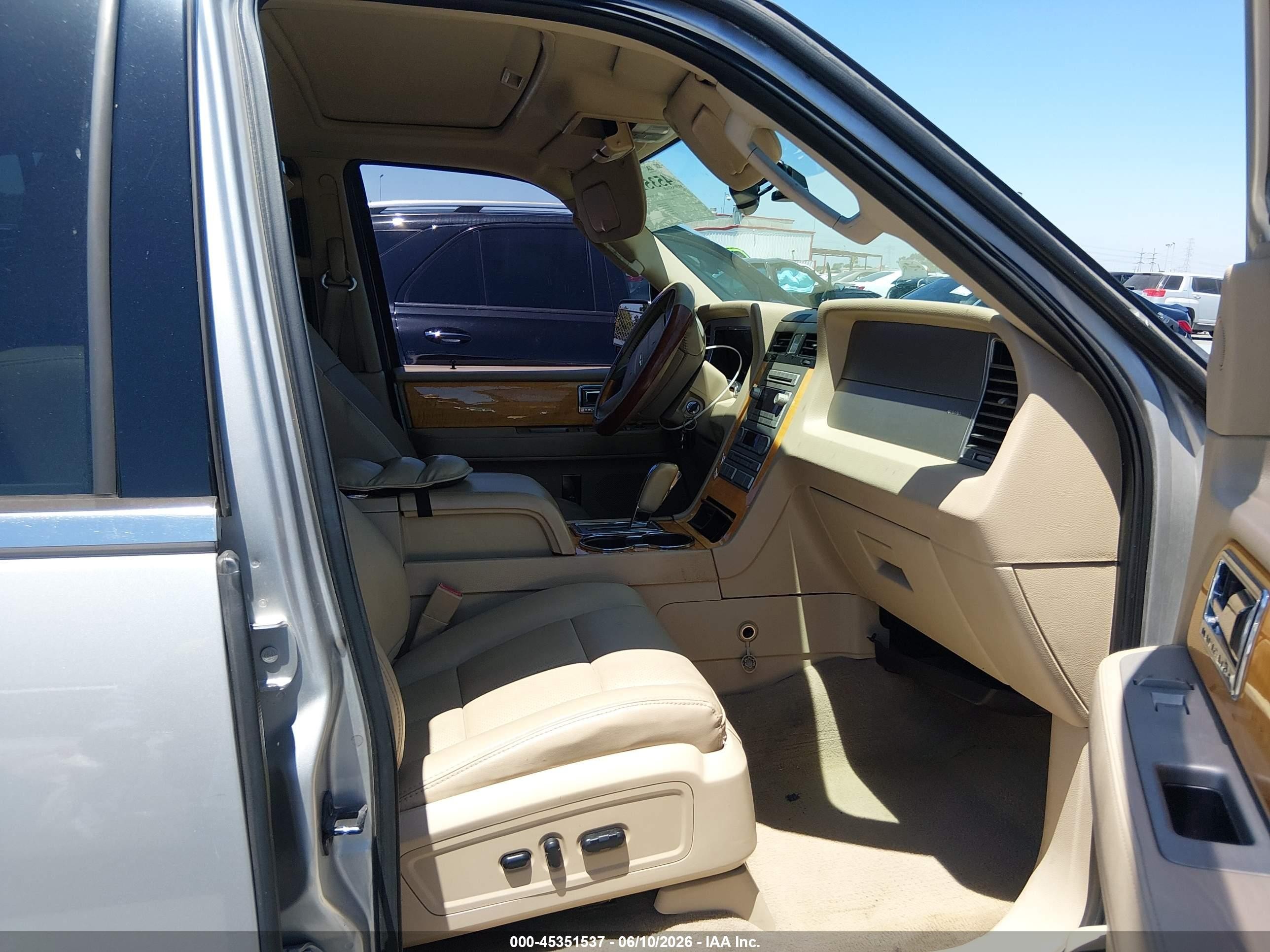 2007 Lincoln Navigator Ultimate Silver vin: 5LMFU27517LJ12187