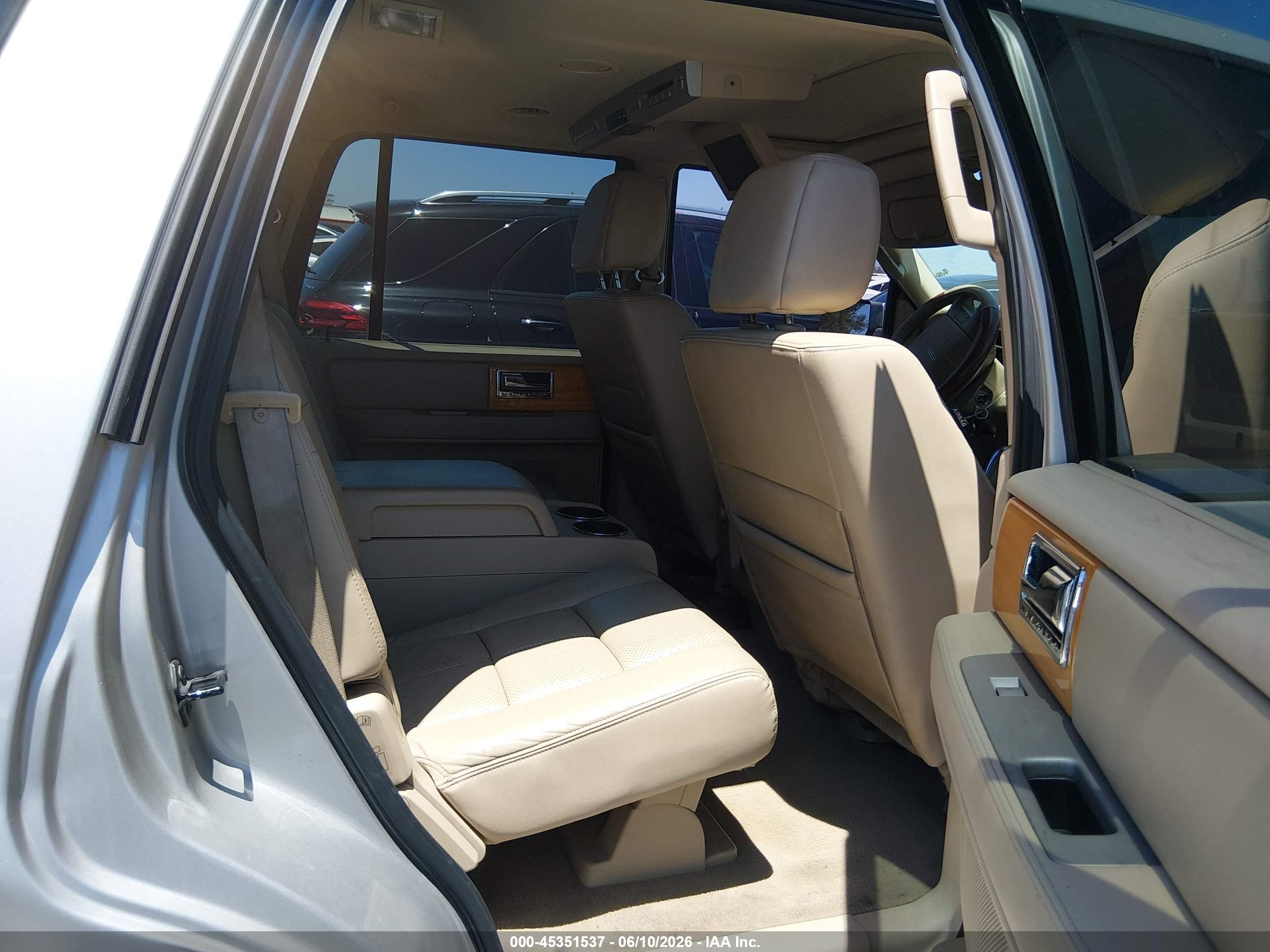 2007 Lincoln Navigator Ultimate Silver vin: 5LMFU27517LJ12187