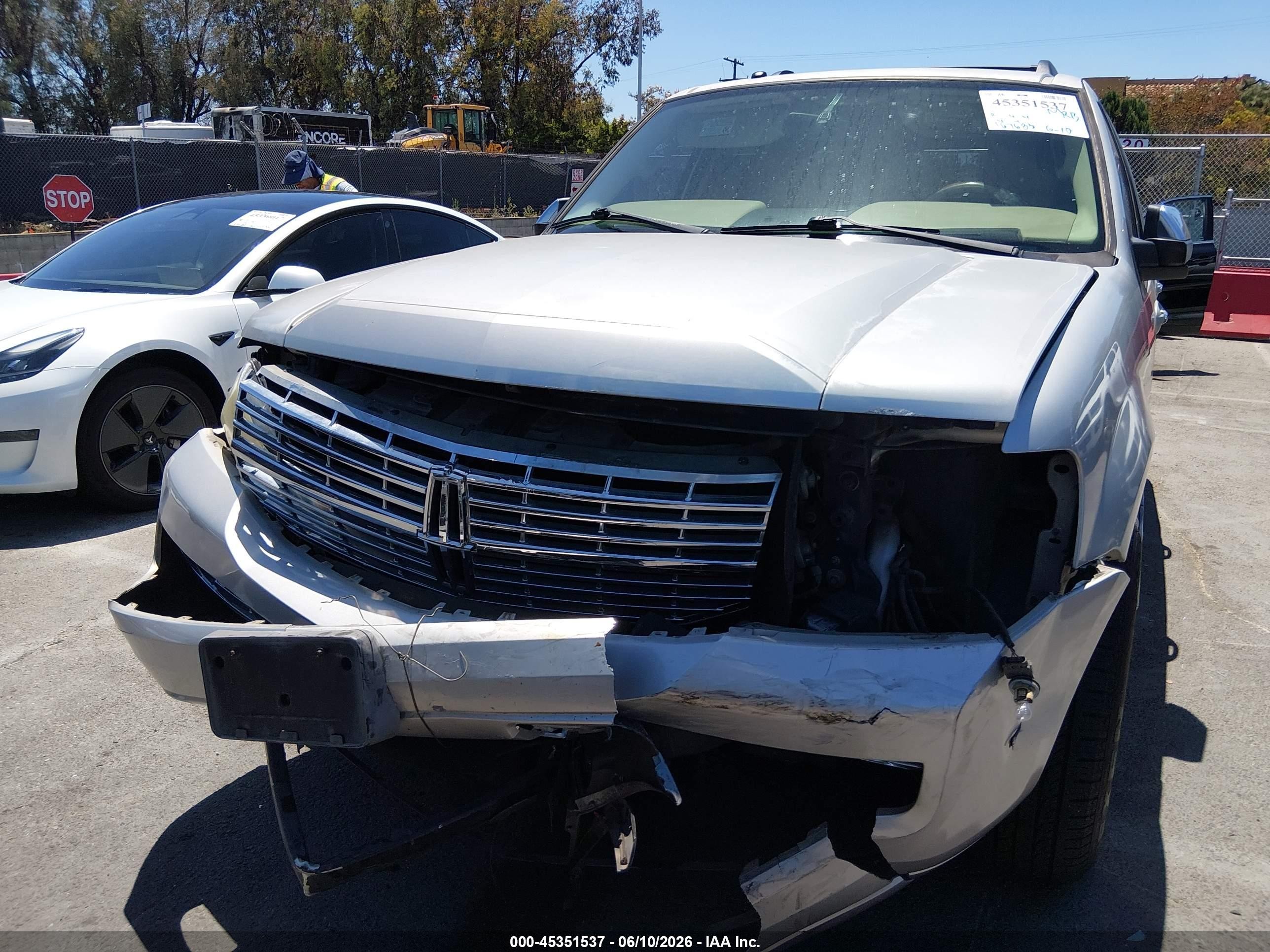 2007 Lincoln Navigator Ultimate Silver vin: 5LMFU27517LJ12187