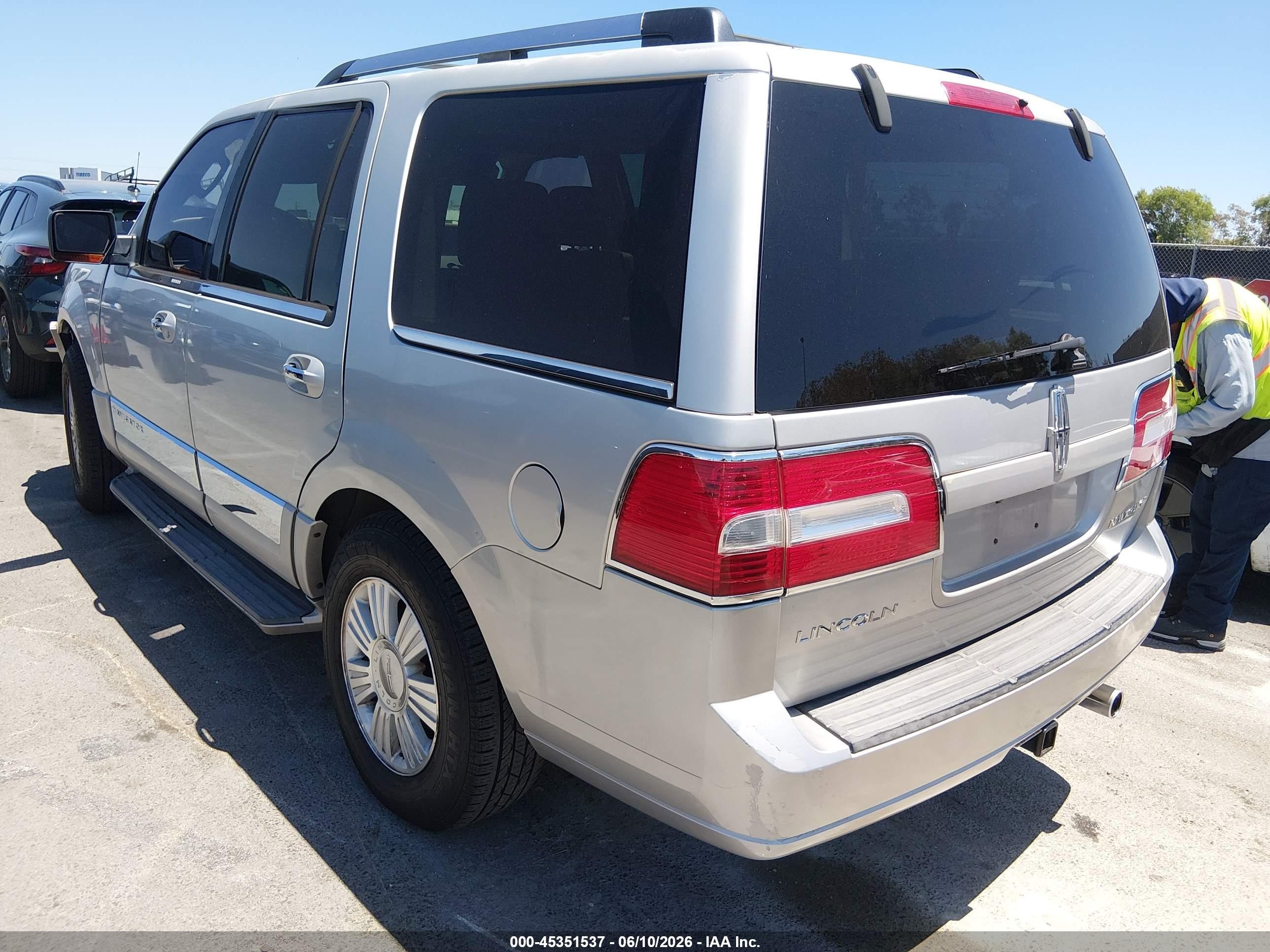 2007 Lincoln Navigator Ultimate Silver vin: 5LMFU27517LJ12187