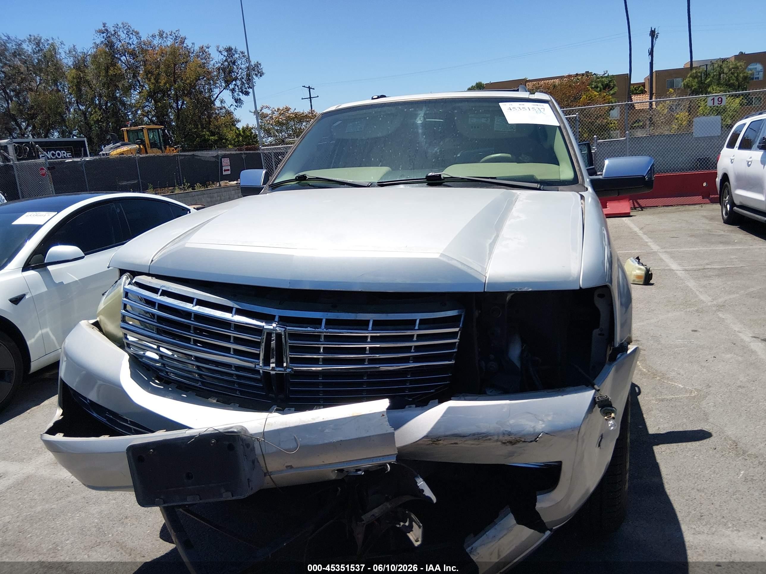 2007 Lincoln Navigator Ultimate Silver vin: 5LMFU27517LJ12187