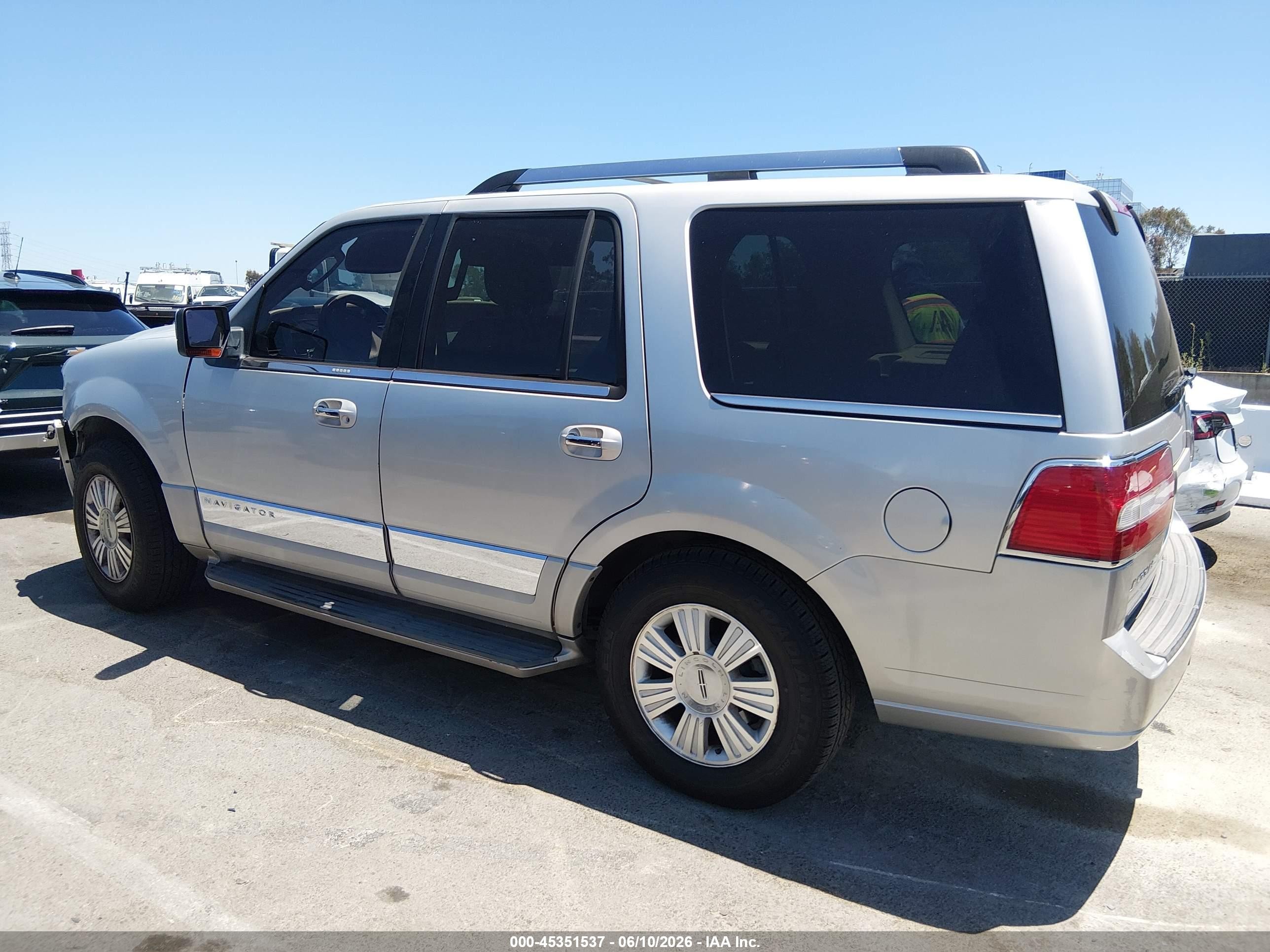 2007 Lincoln Navigator Ultimate Silver vin: 5LMFU27517LJ12187