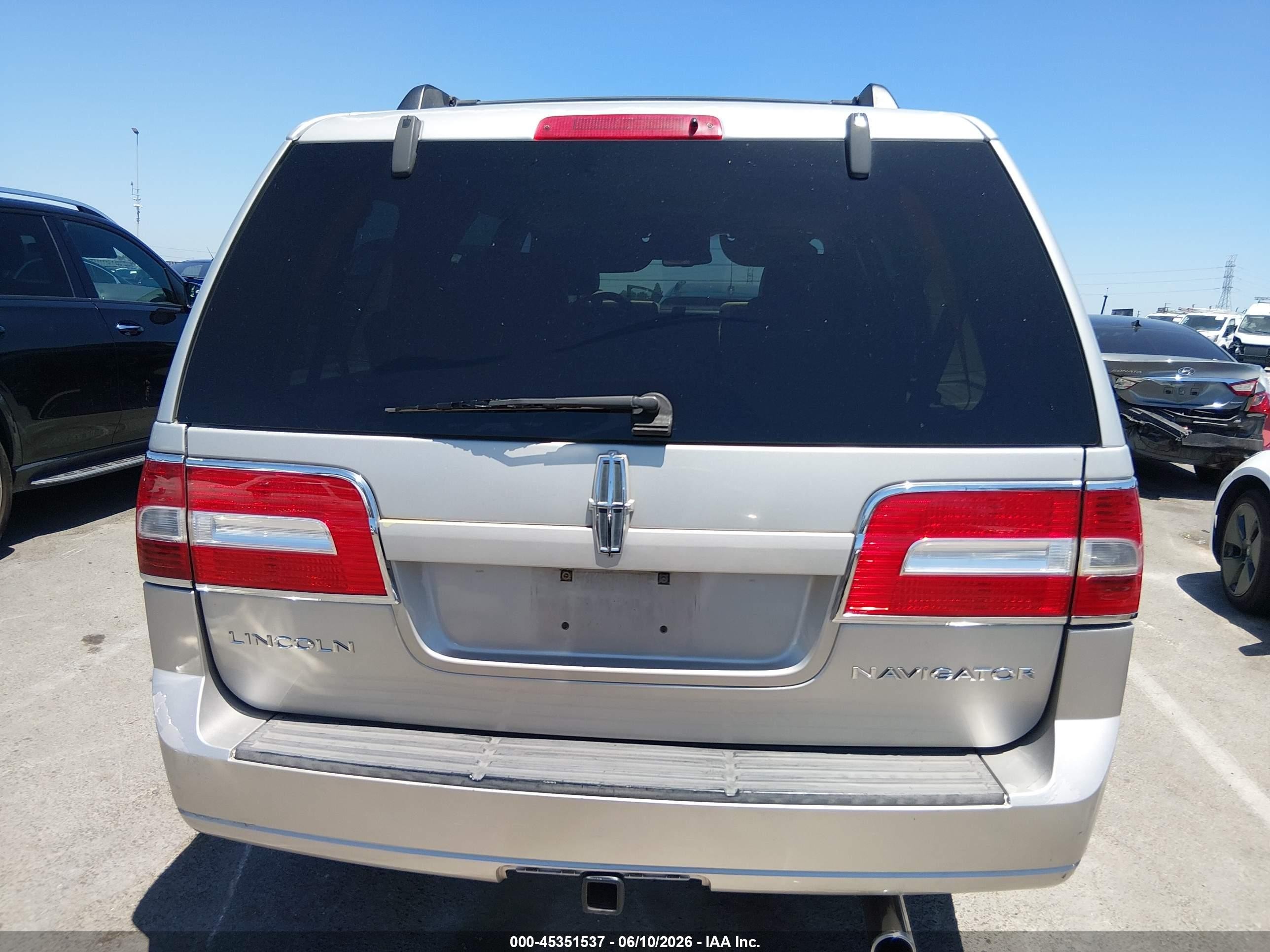 2007 Lincoln Navigator Ultimate Silver vin: 5LMFU27517LJ12187