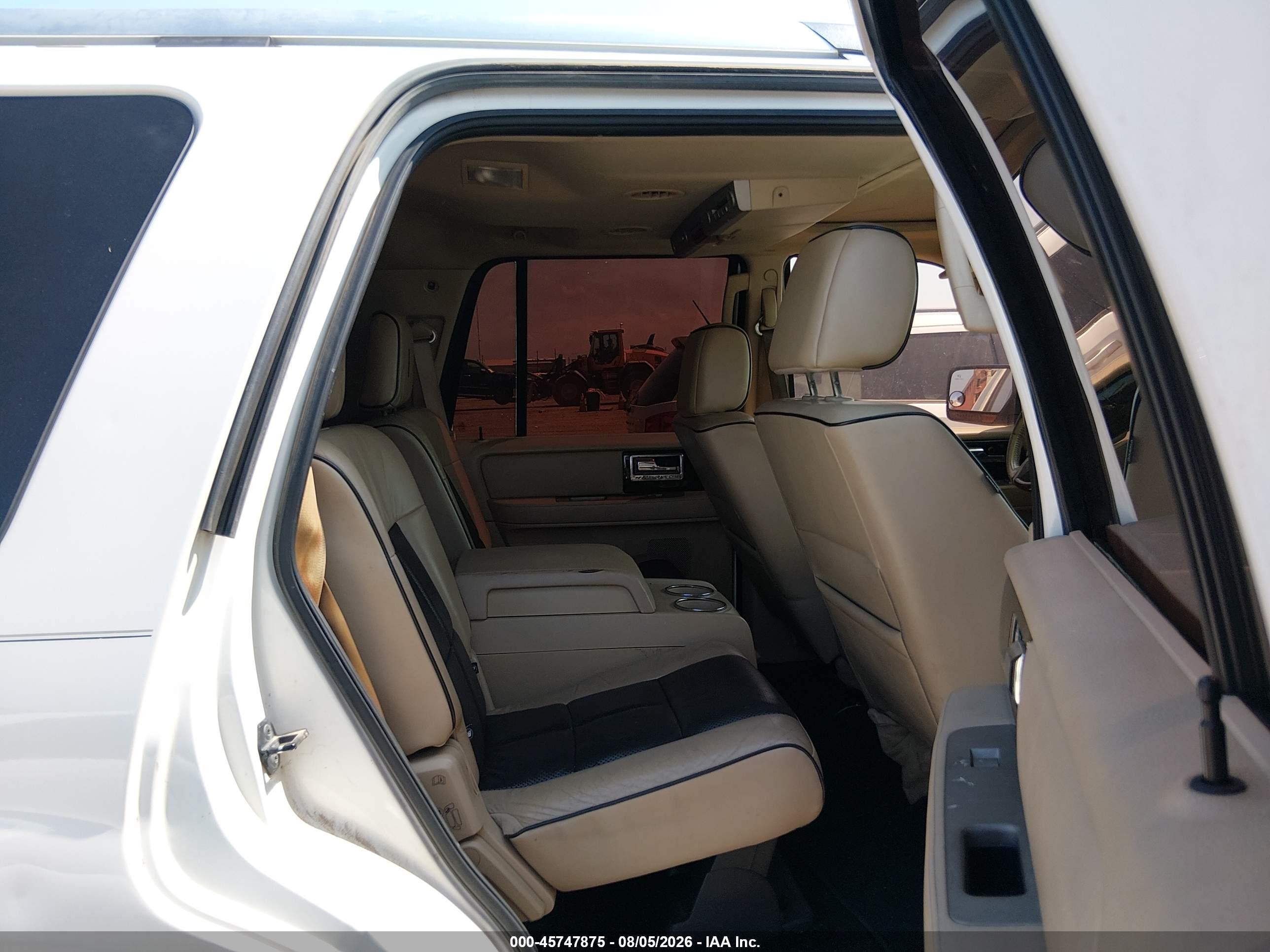 2008 Lincoln Navigator   White vin: 5LMFU27518LJ02275