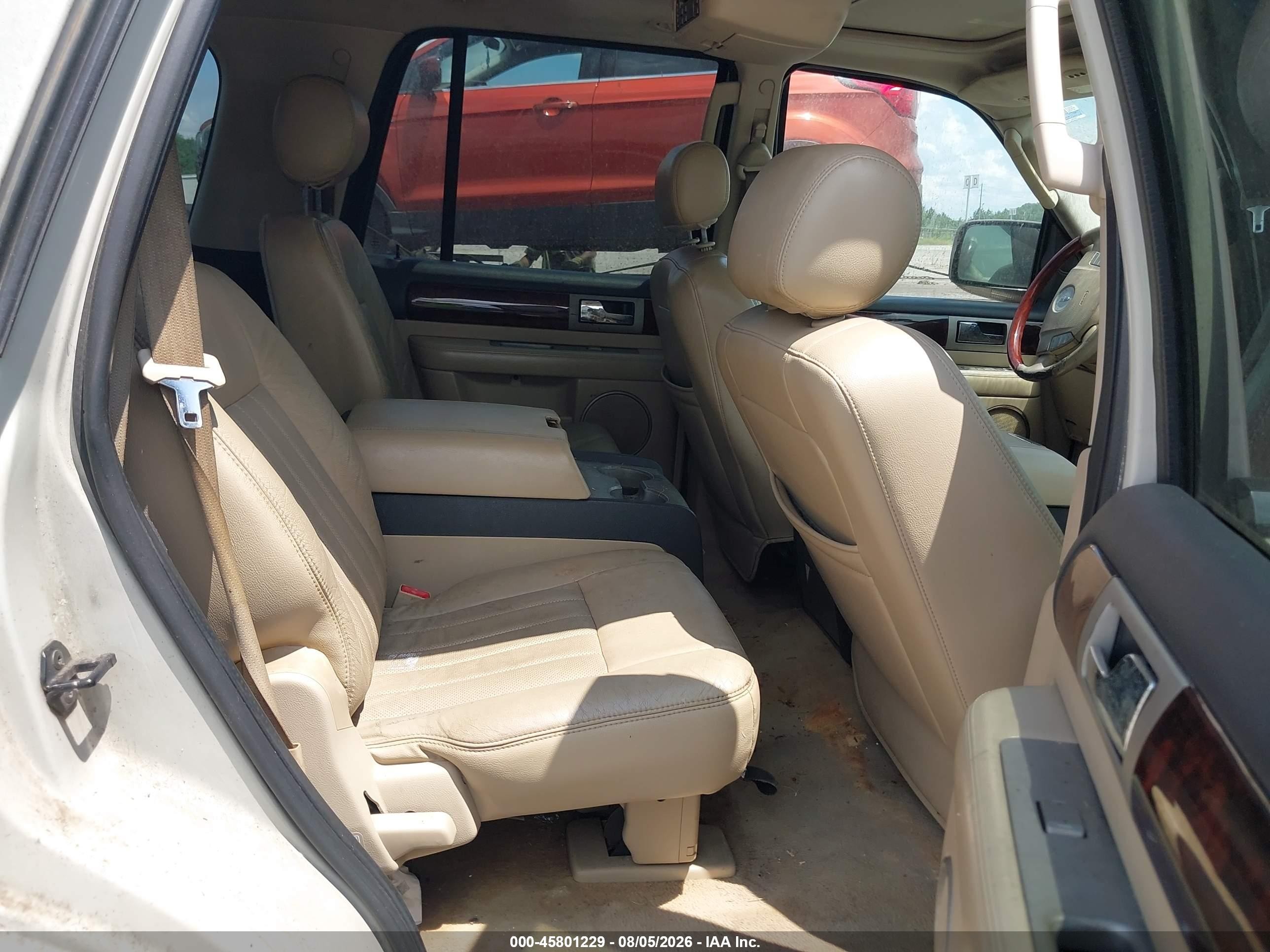 2005 Lincoln Navigator   White vin: 5LMFU27535LJ02029
