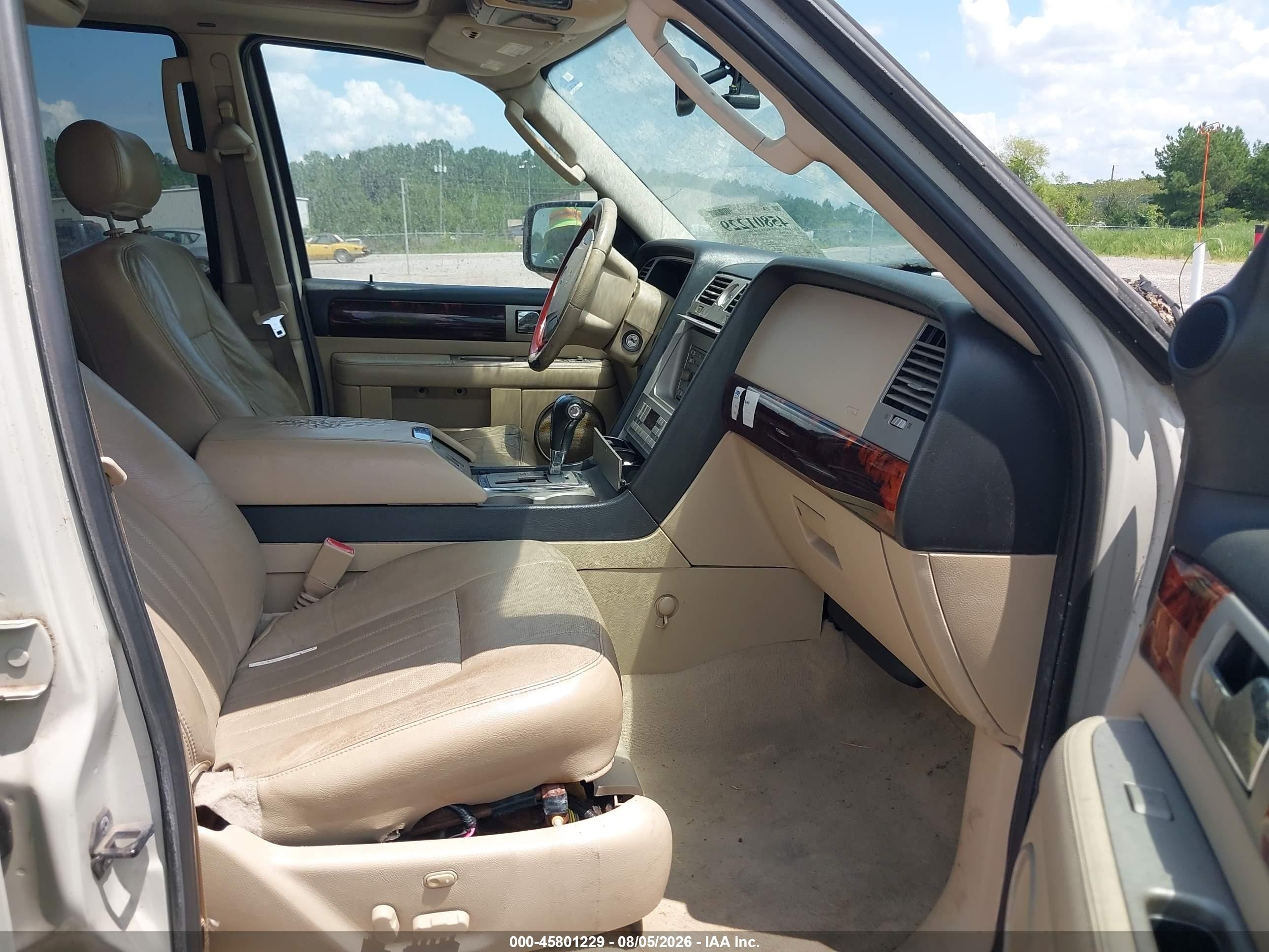 2005 Lincoln Navigator   White vin: 5LMFU27535LJ02029