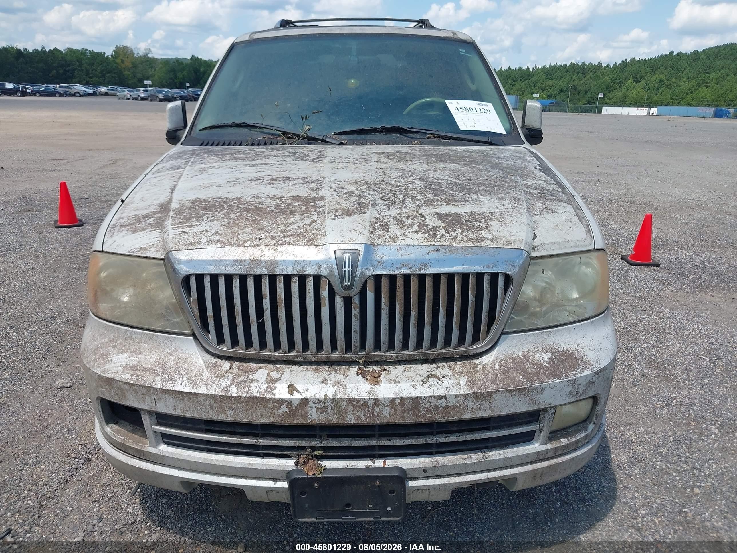2005 Lincoln Navigator   White vin: 5LMFU27535LJ02029