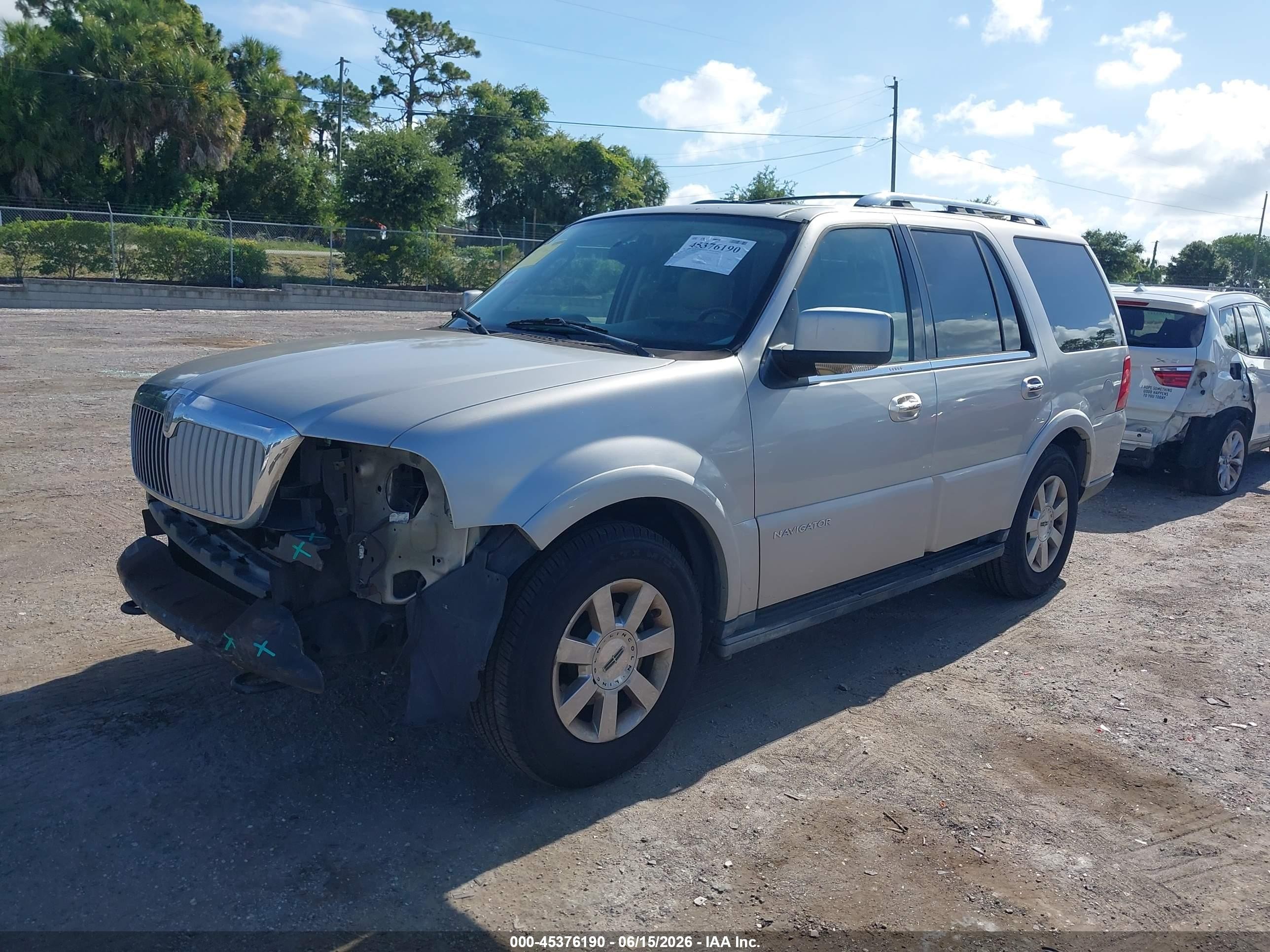 2005 Lincoln Navigator   Серебряный vin: 5LMFU27535LJ17405