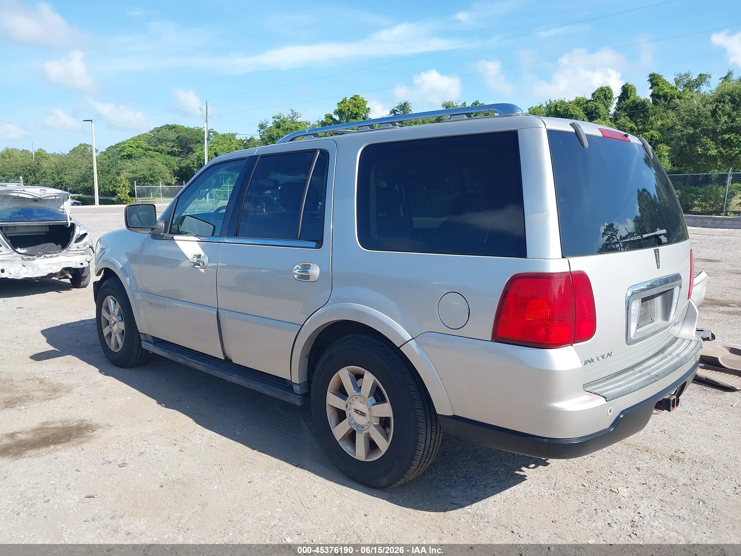 2005 Lincoln Navigator   Серебряный vin: 5LMFU27535LJ17405