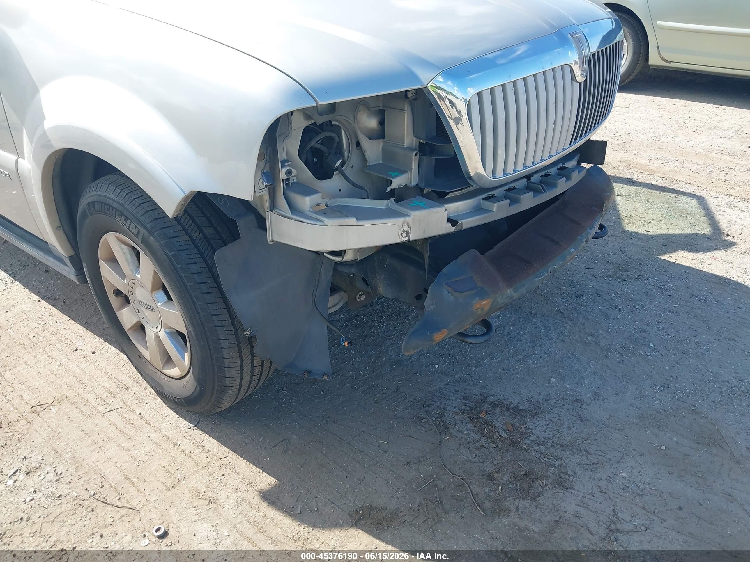 2005 Lincoln Navigator   Серебряный vin: 5LMFU27535LJ17405
