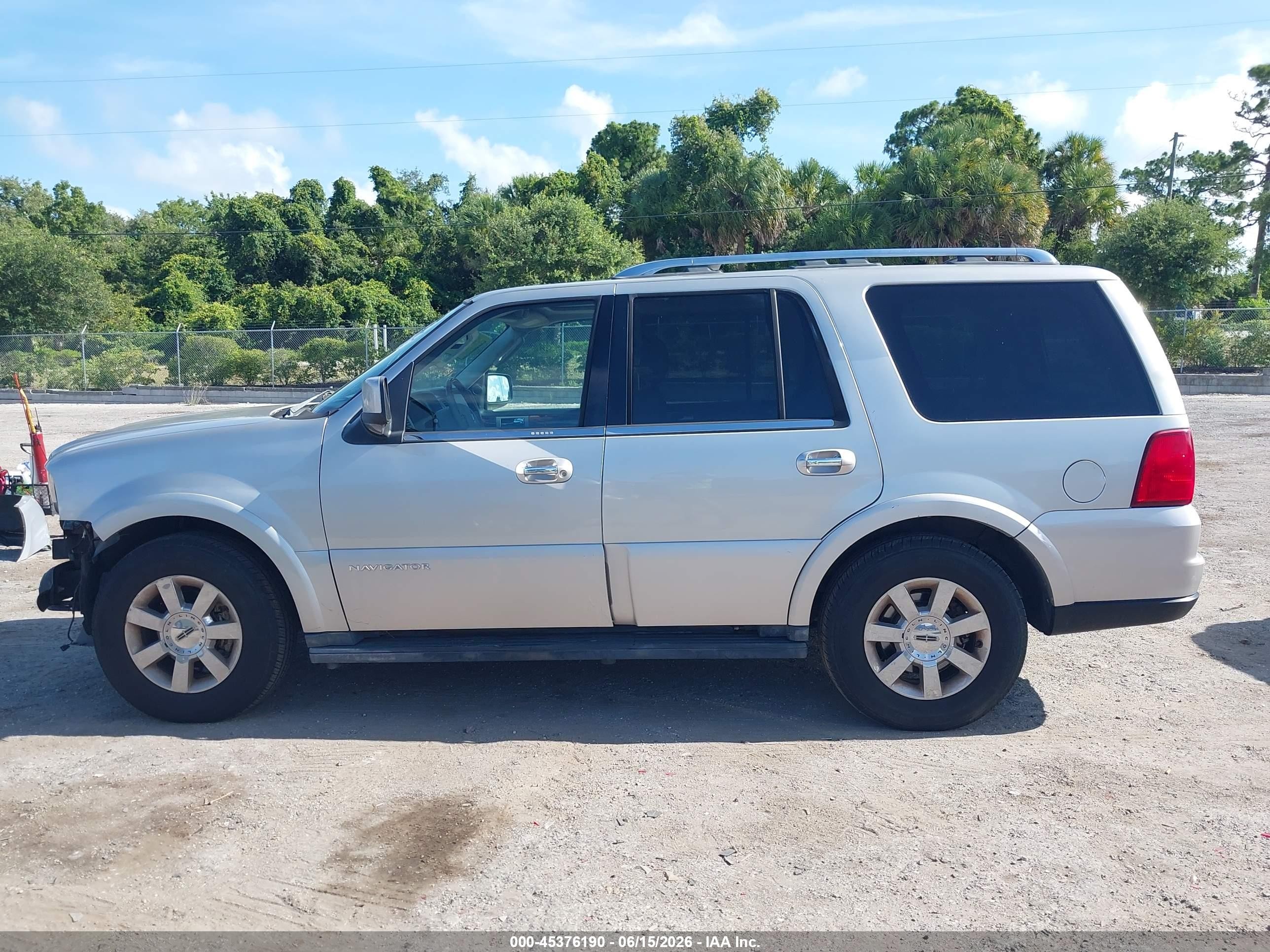 2005 Lincoln Navigator   Серебряный vin: 5LMFU27535LJ17405