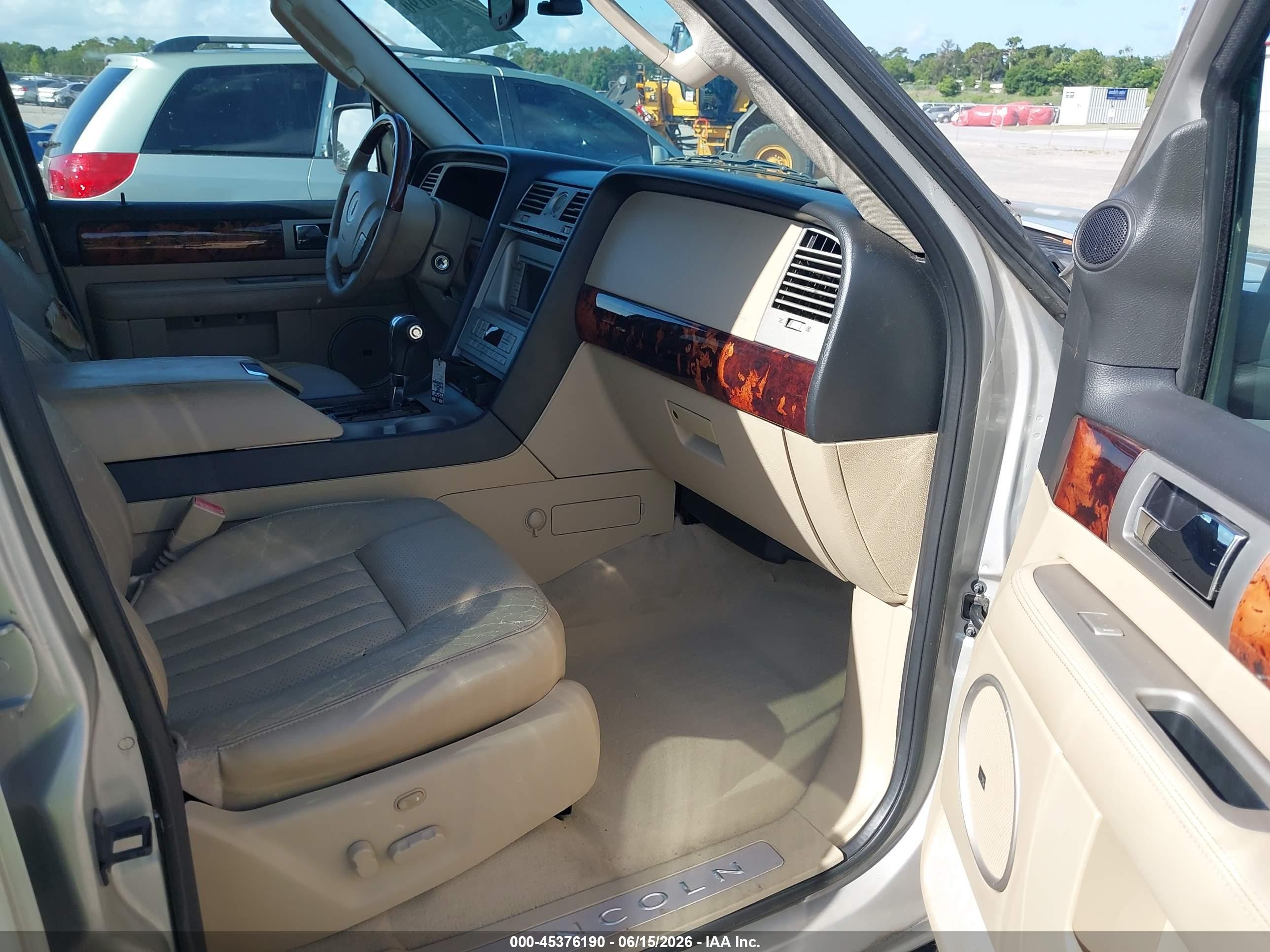 2005 Lincoln Navigator   Серебряный vin: 5LMFU27535LJ17405