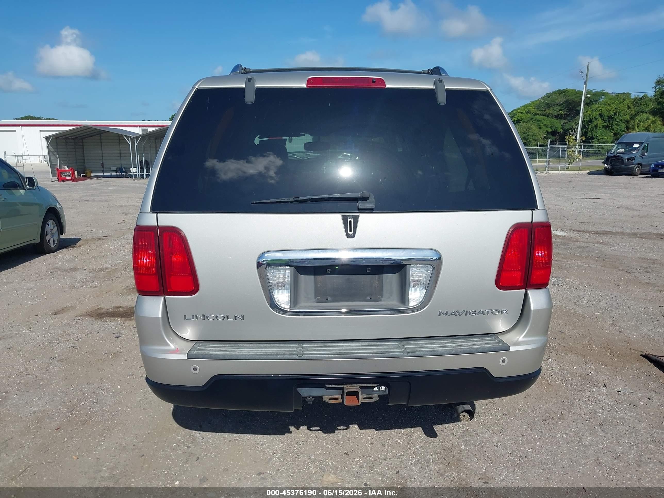 2005 Lincoln Navigator   Серебряный vin: 5LMFU27535LJ17405