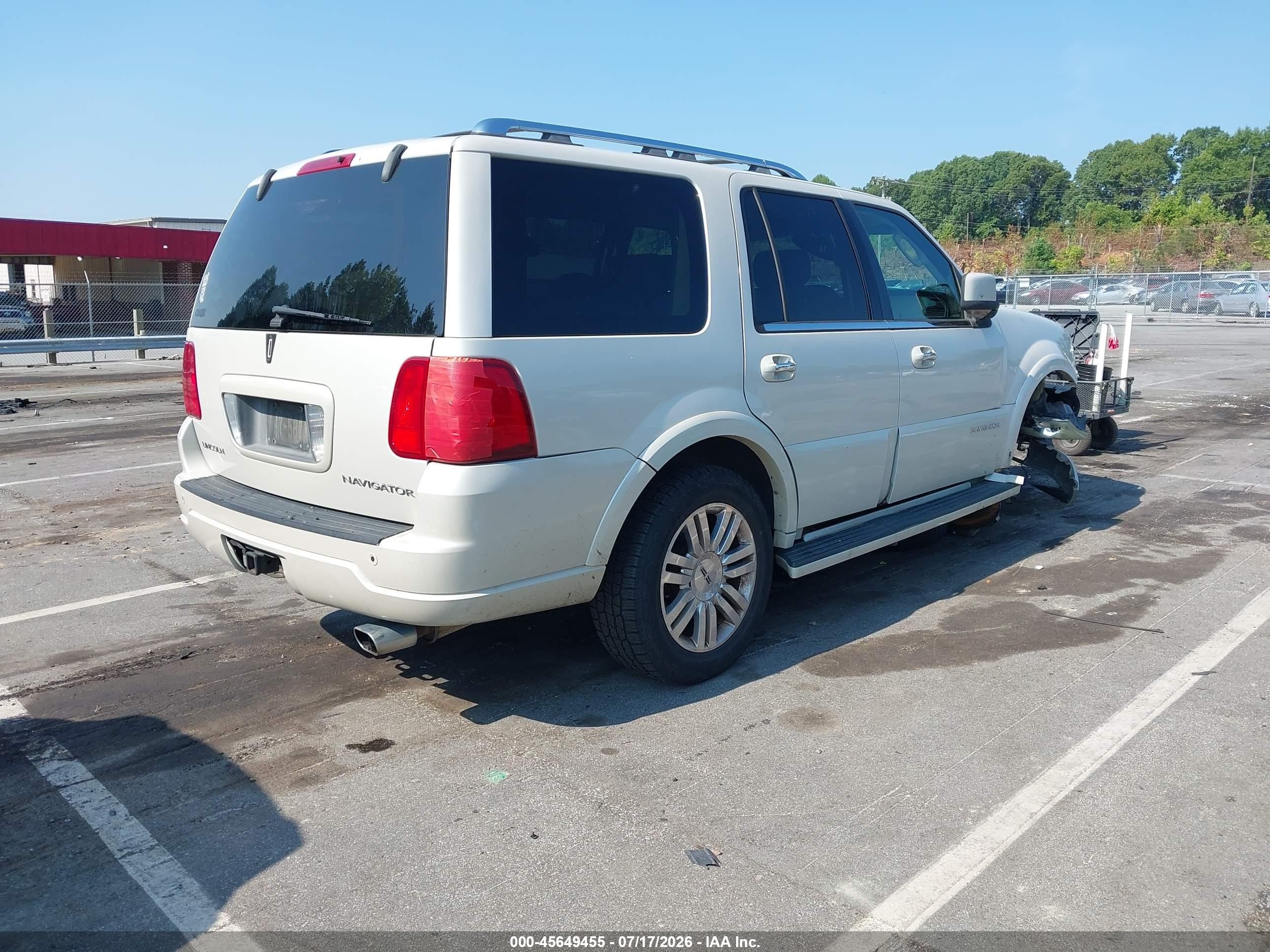 2005 Lincoln Navigator   White vin: 5LMFU27535LJ24516