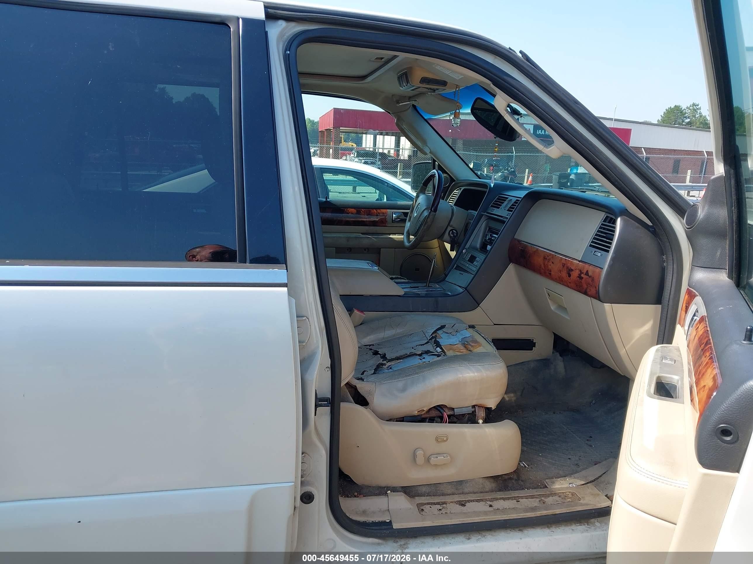 2005 Lincoln Navigator   White vin: 5LMFU27535LJ24516