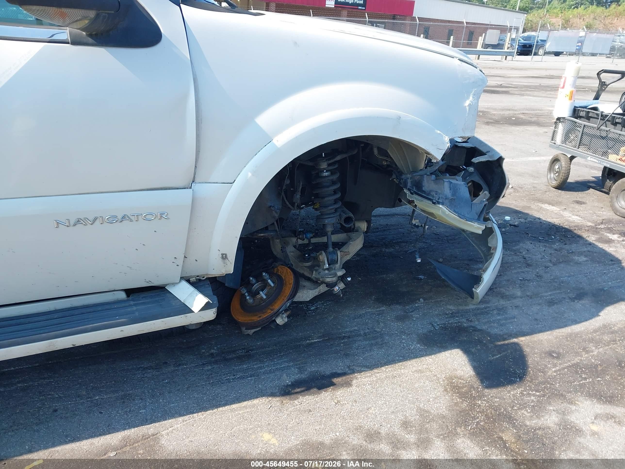 2005 Lincoln Navigator   White vin: 5LMFU27535LJ24516