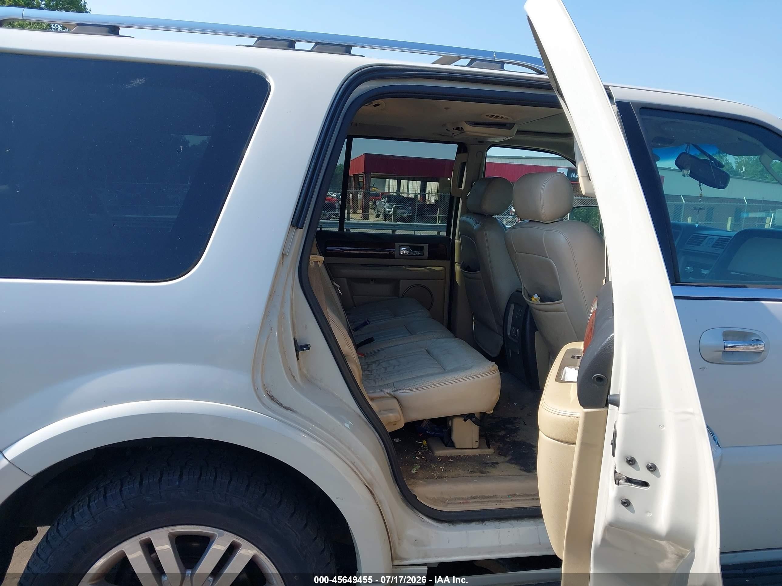 2005 Lincoln Navigator   White vin: 5LMFU27535LJ24516