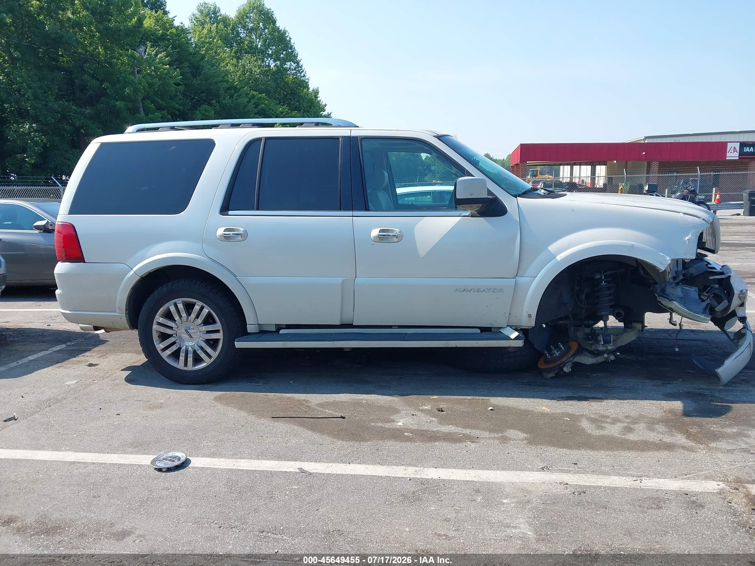 2005 Lincoln Navigator   White vin: 5LMFU27535LJ24516