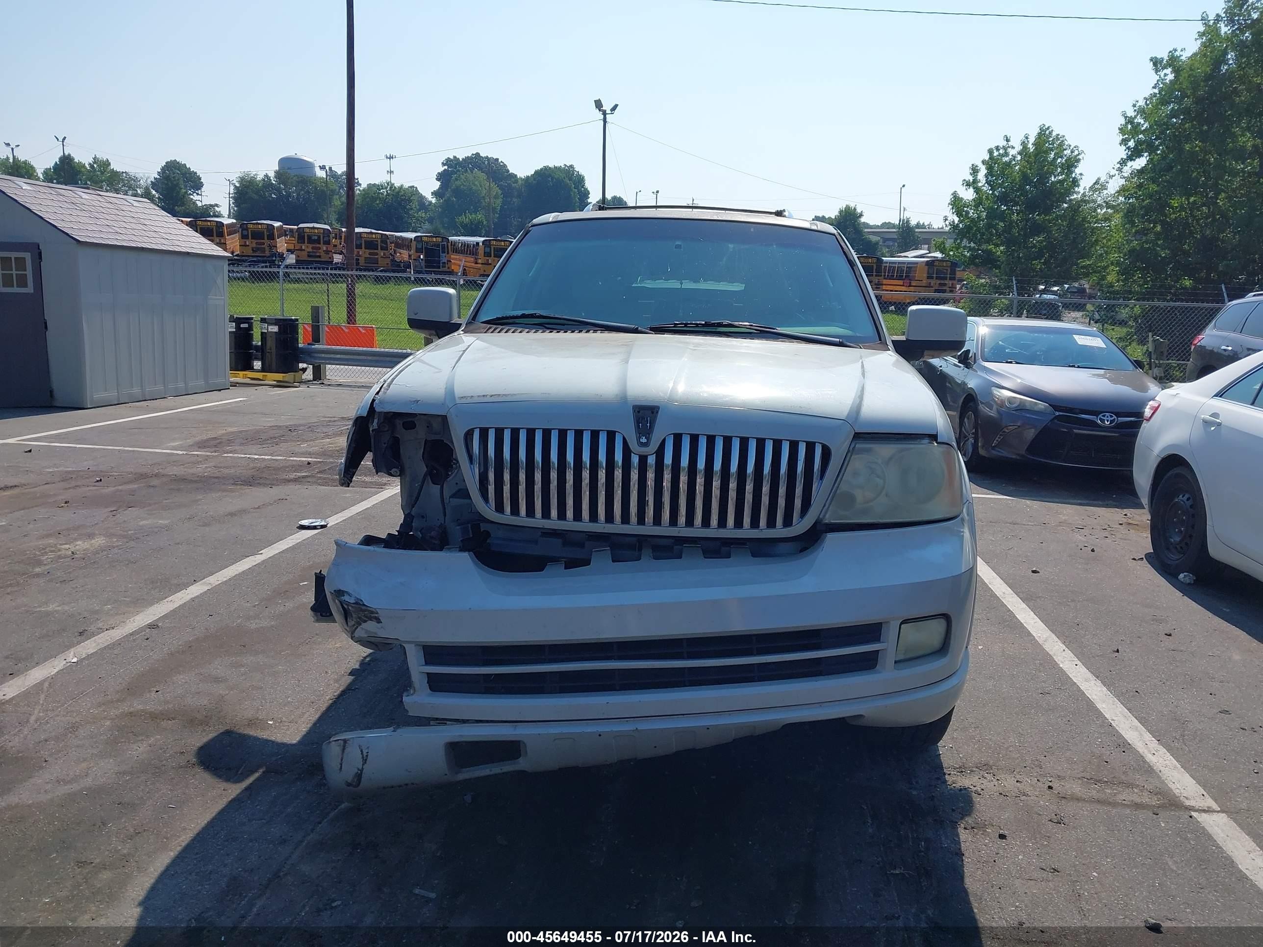 2005 Lincoln Navigator   White vin: 5LMFU27535LJ24516