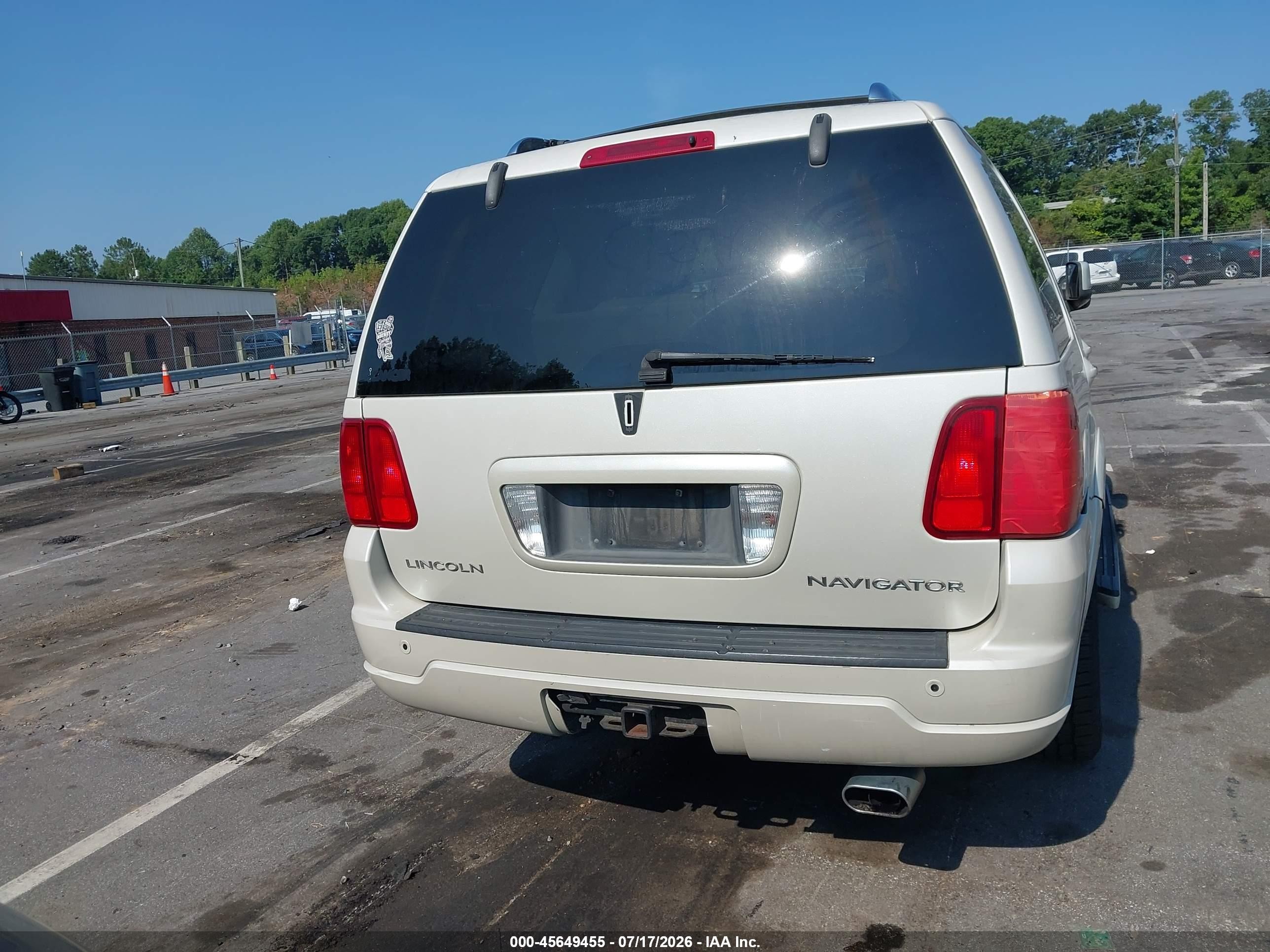 2005 Lincoln Navigator   White vin: 5LMFU27535LJ24516