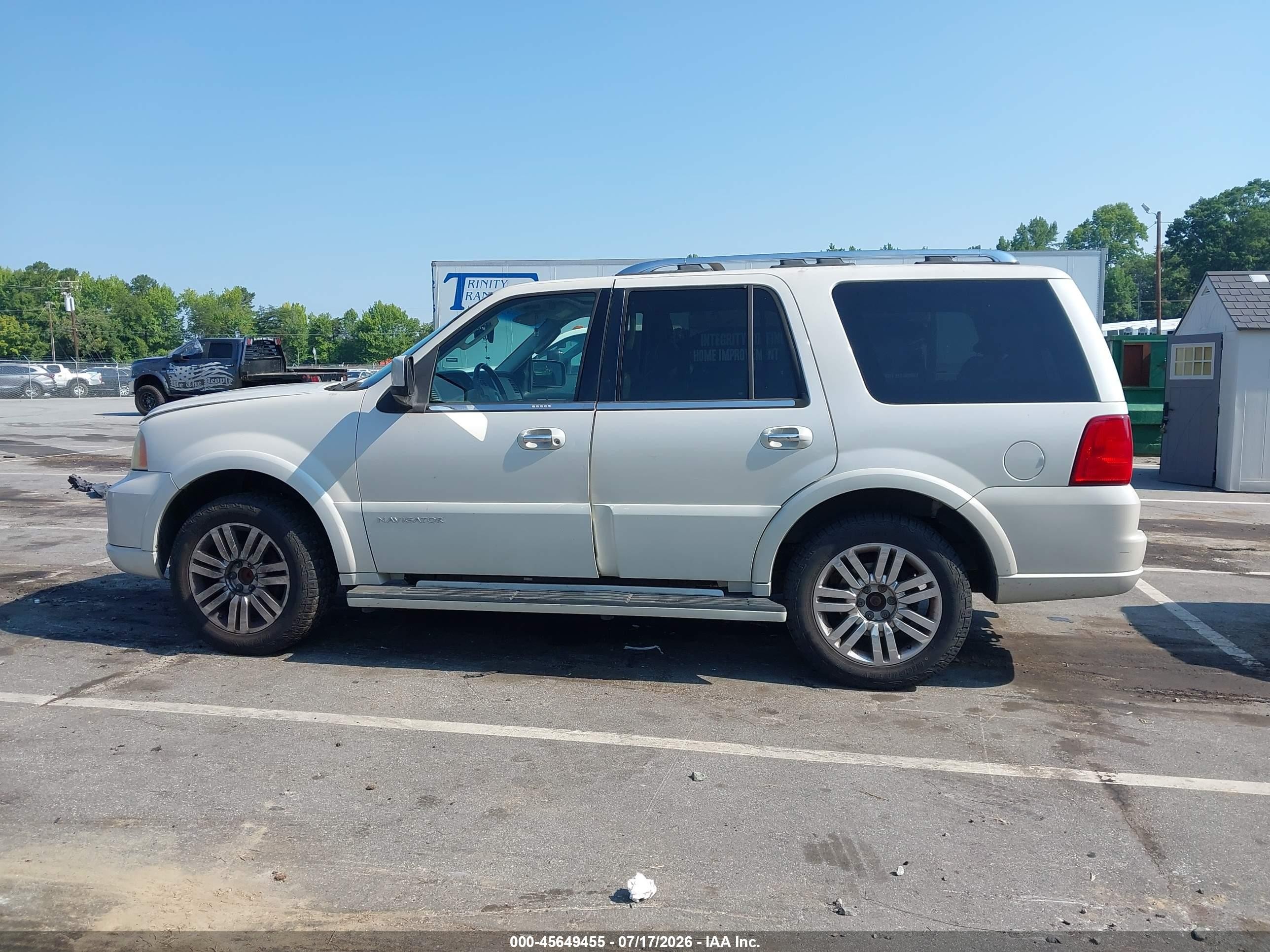 2005 Lincoln Navigator   White vin: 5LMFU27535LJ24516