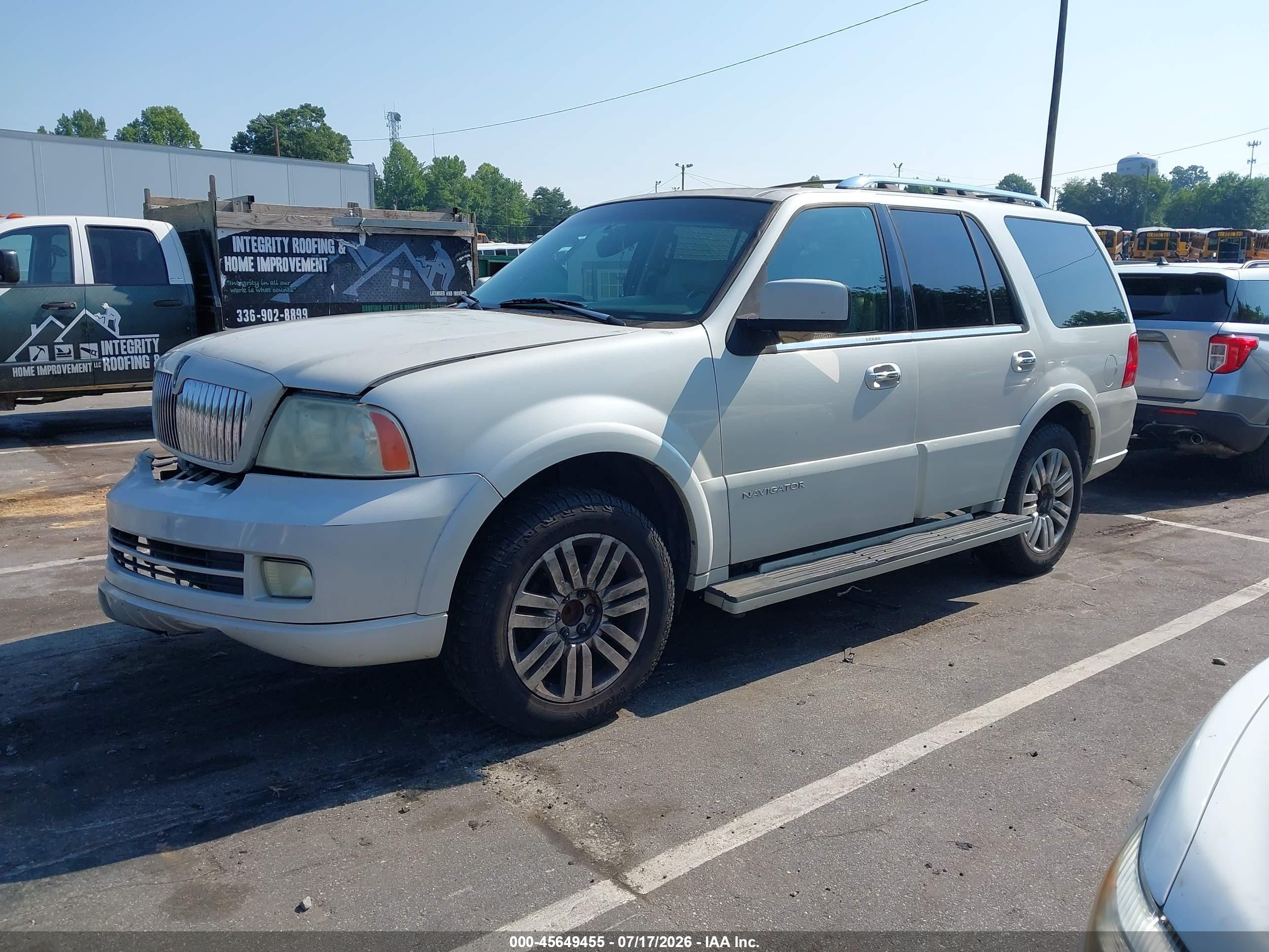 2005 Lincoln Navigator   White vin: 5LMFU27535LJ24516