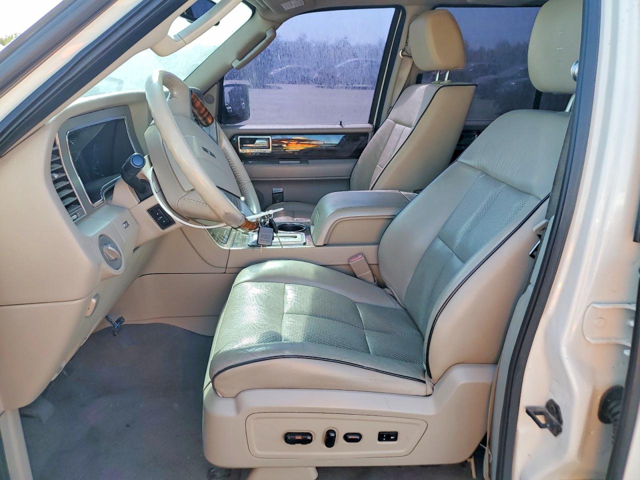 2008 Lincoln Navigator Beige vin: 5LMFU27538LJ05534