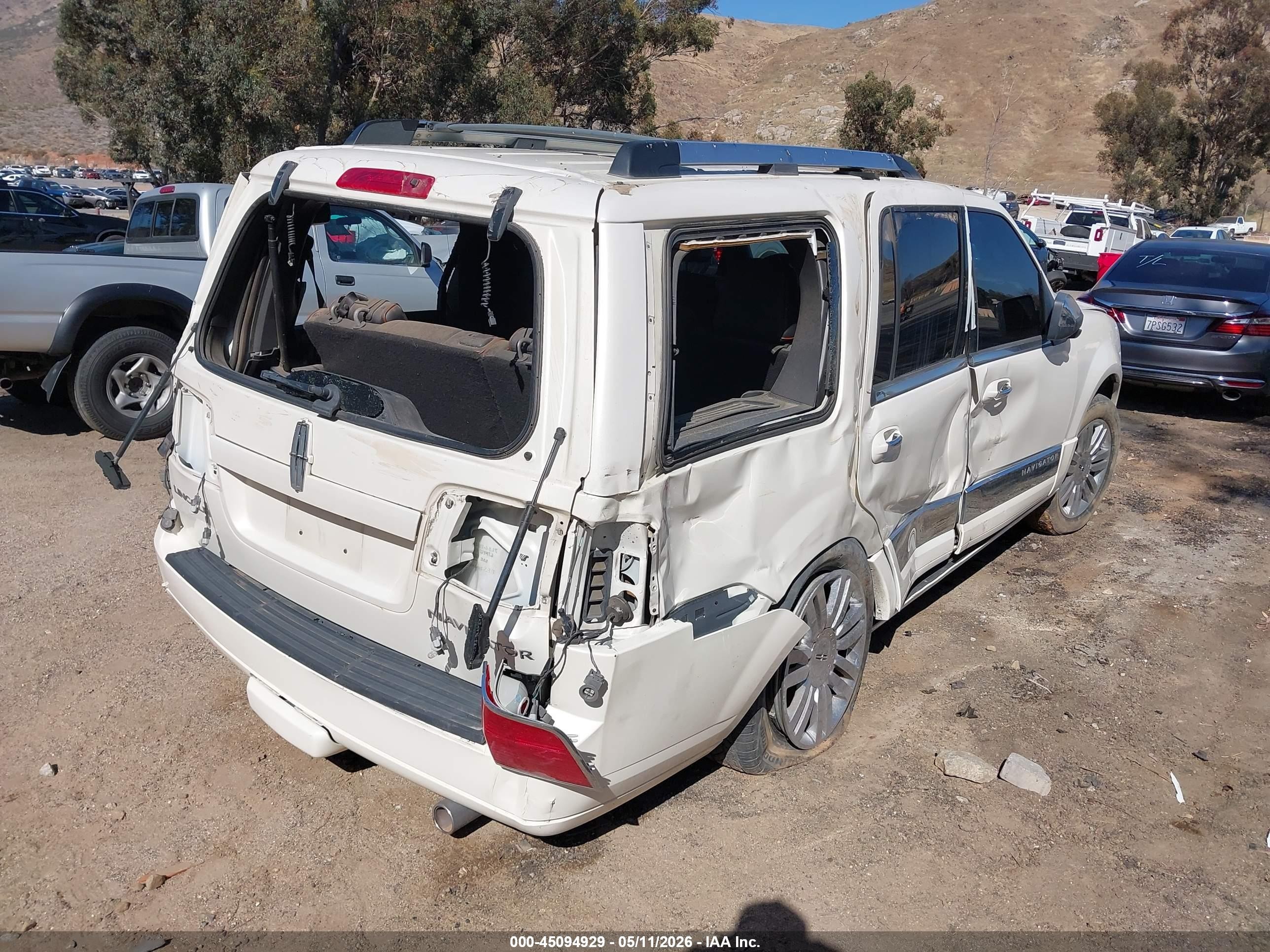 2007 Lincoln Navigator Ultimate White vin: 5LMFU27547LJ00163