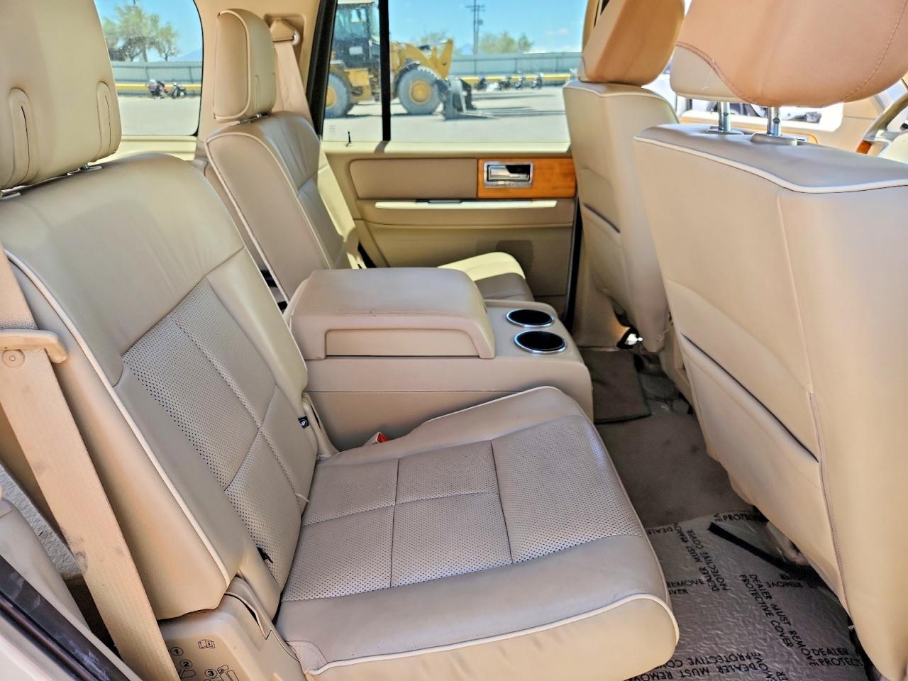 2007 Lincoln Navigator Cream vin: 5LMFU27547LJ24026