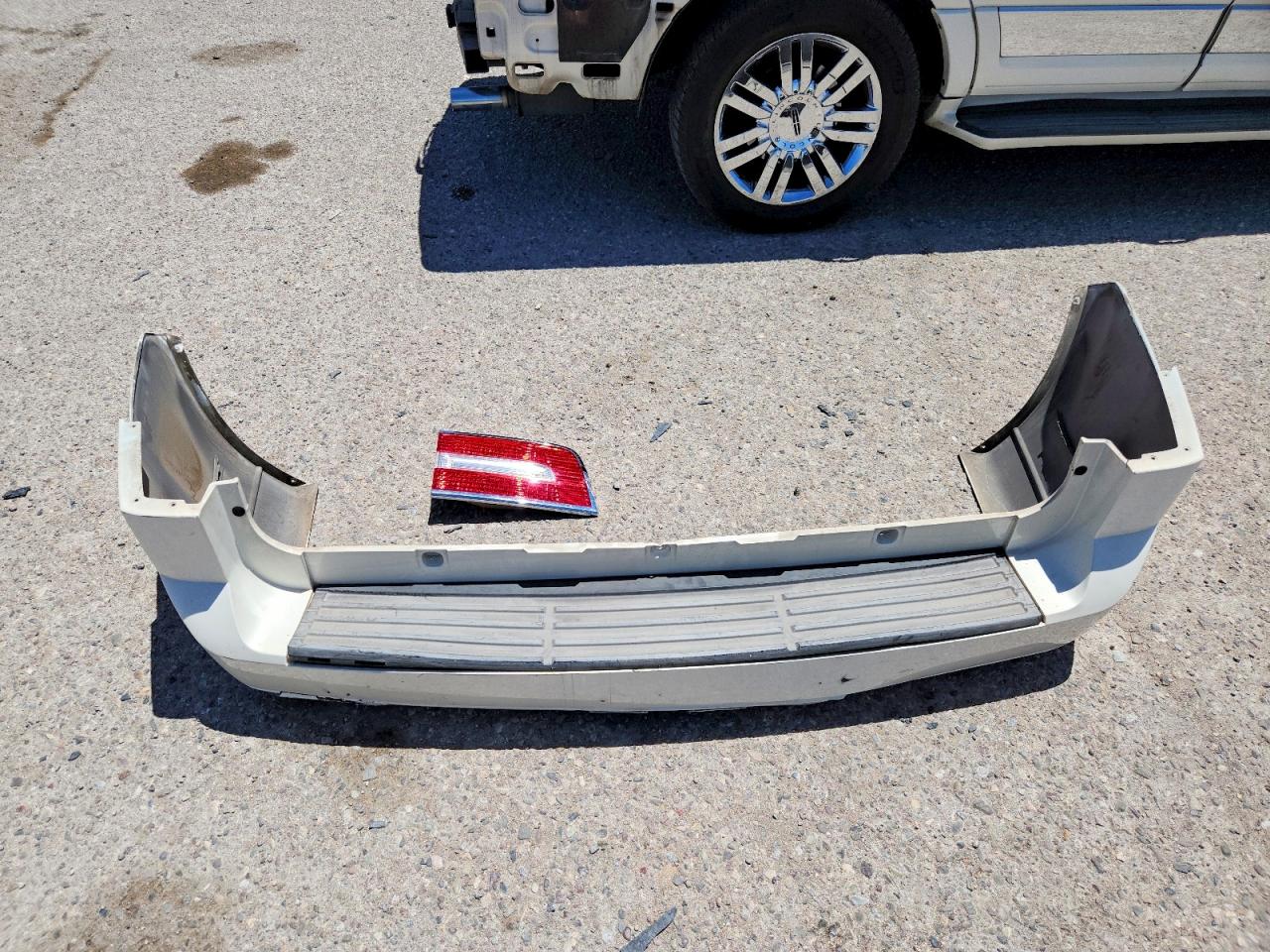 2007 Lincoln Navigator Cream vin: 5LMFU27547LJ24026