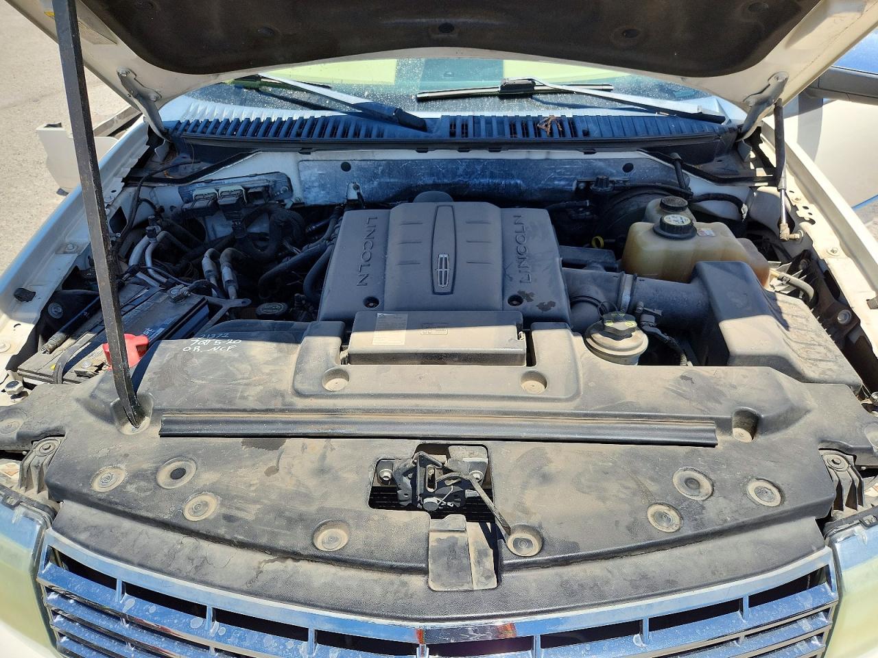 2007 Lincoln Navigator Cream vin: 5LMFU27547LJ24026