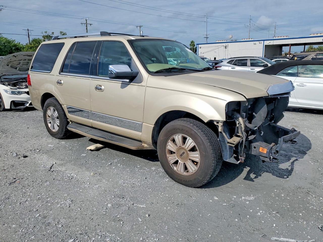 2007 Lincoln Navigator Gold vin: 5LMFU27557LJ13052
