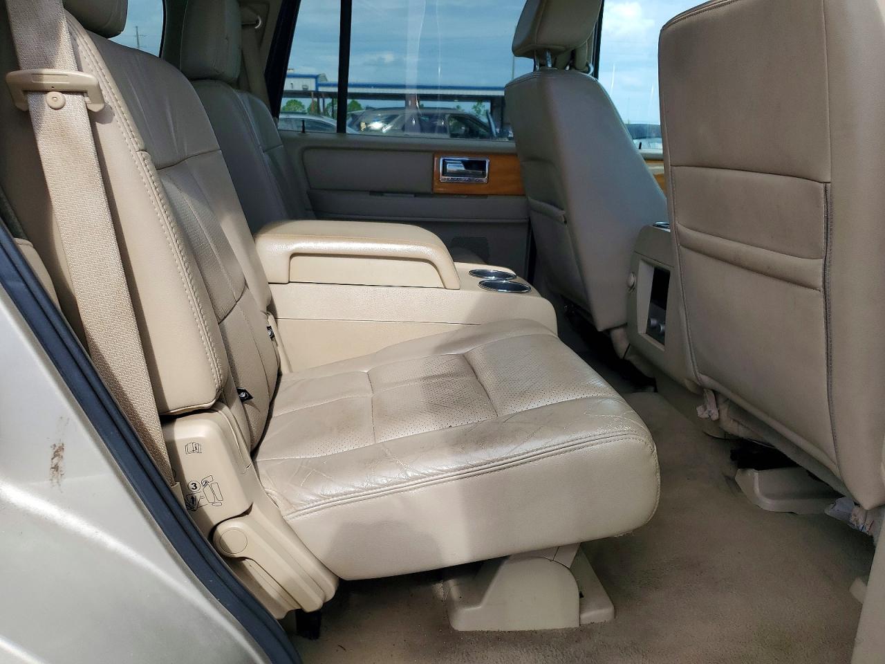 2007 Lincoln Navigator Gold vin: 5LMFU27557LJ13052
