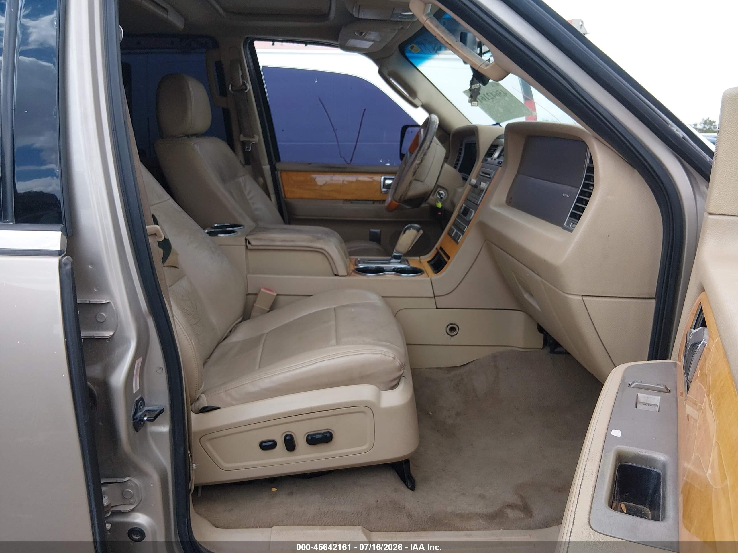 2007 Lincoln Navigator Ultimate Beige vin: 5LMFU27557LJ23189