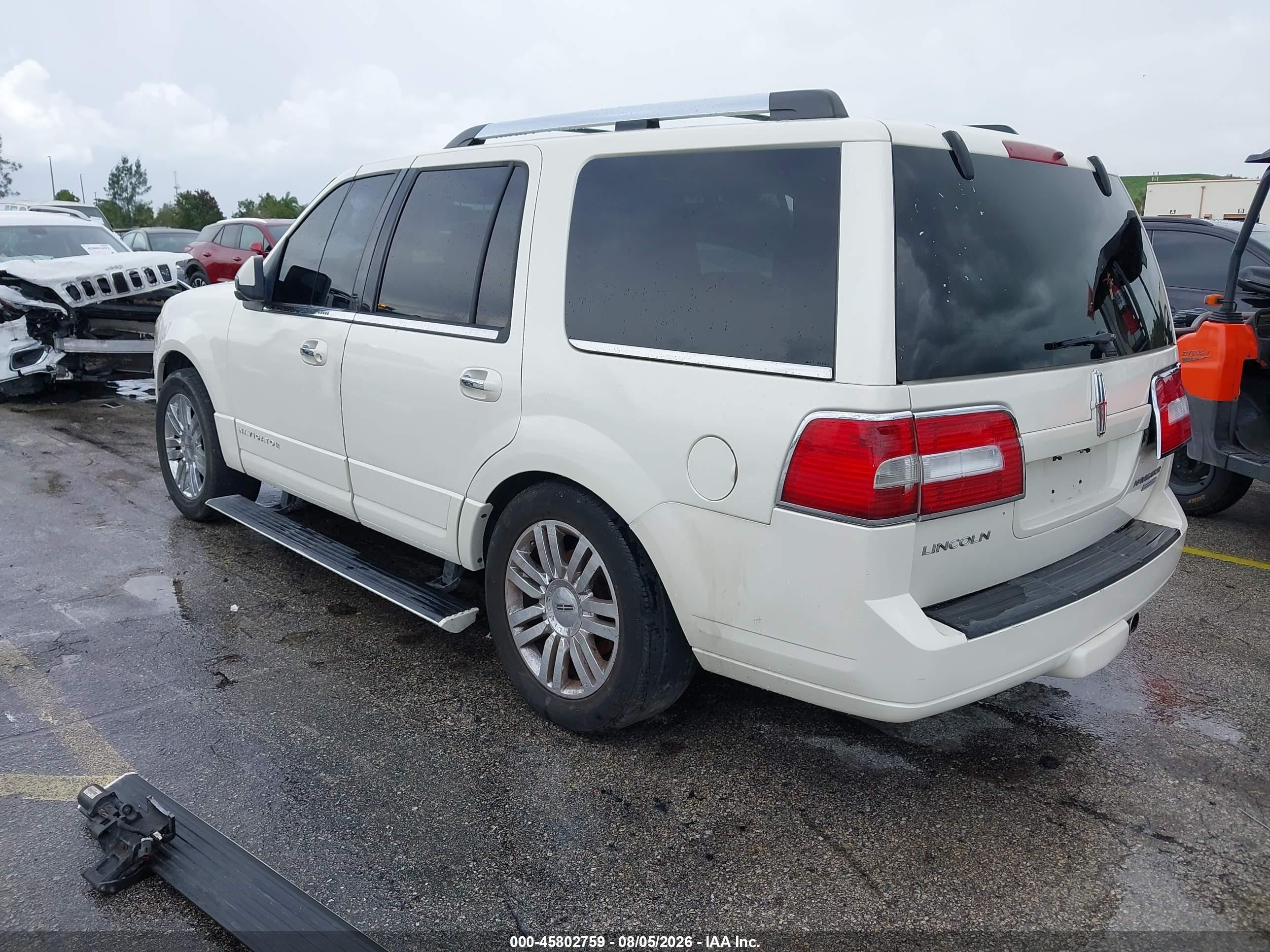 2008 Lincoln Navigator   White vin: 5LMFU27558LJ15174