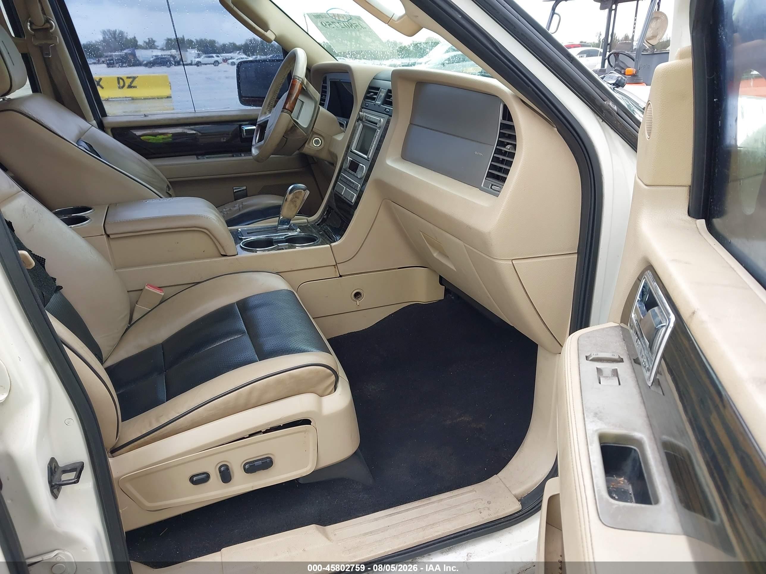 2008 Lincoln Navigator   White vin: 5LMFU27558LJ15174