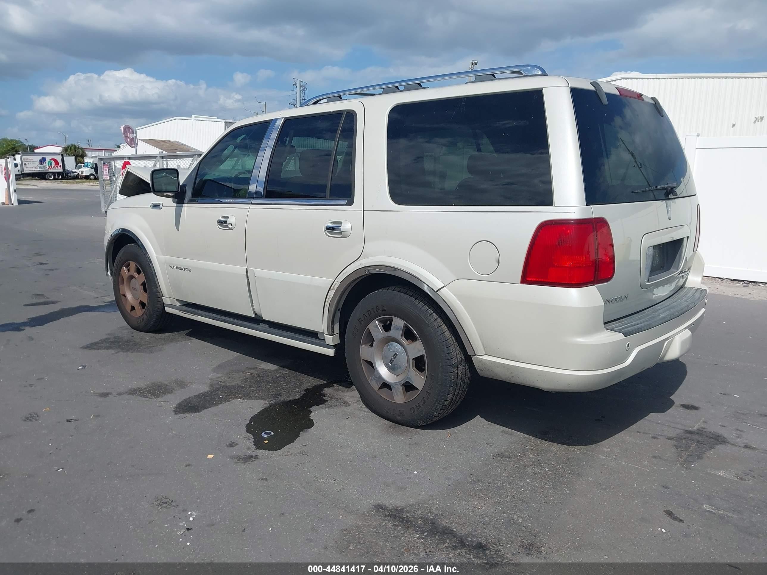 2005 Lincoln Navigator   White vin: 5LMFU27565LJ19570