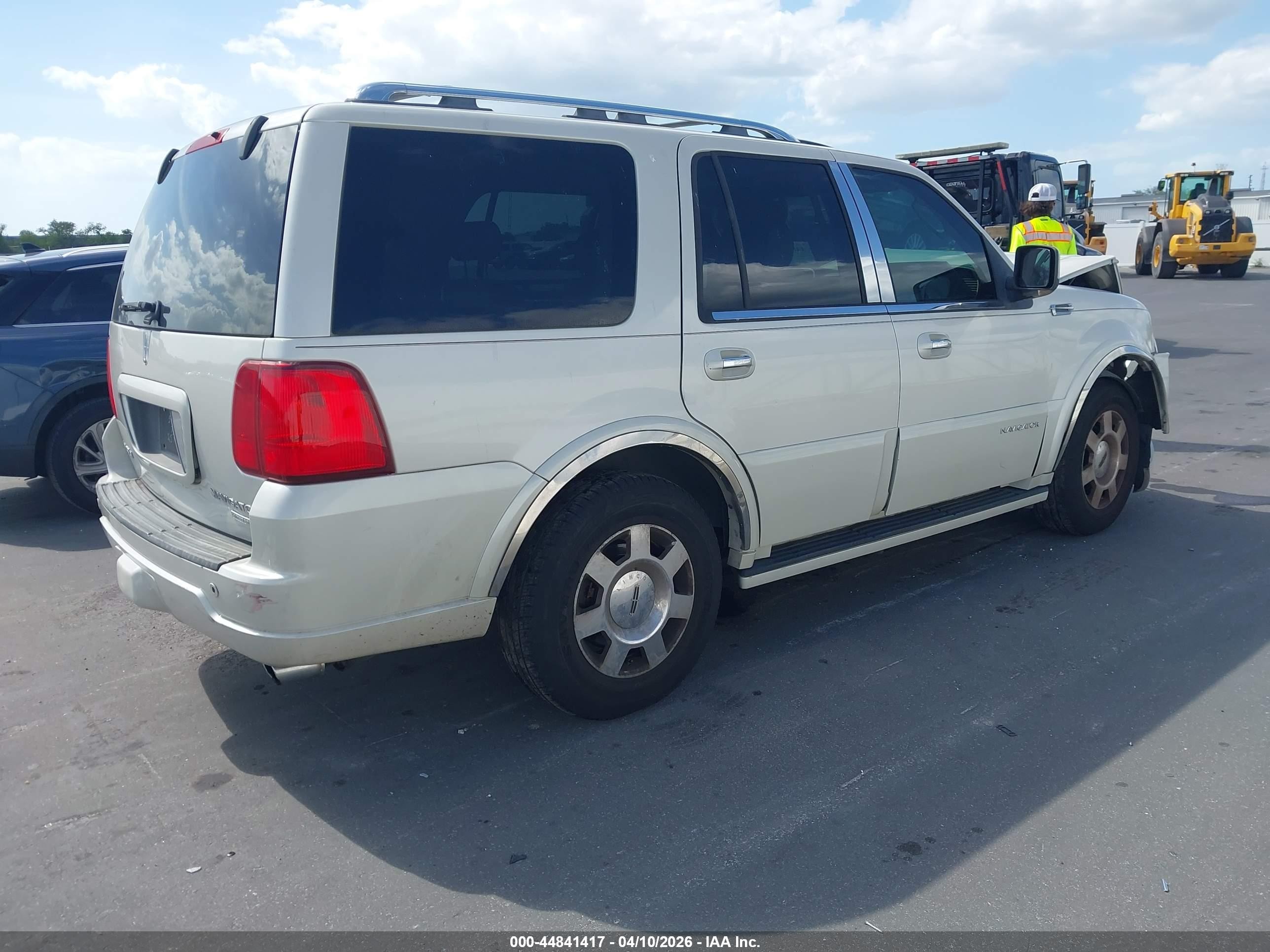 2005 Lincoln Navigator   White vin: 5LMFU27565LJ19570