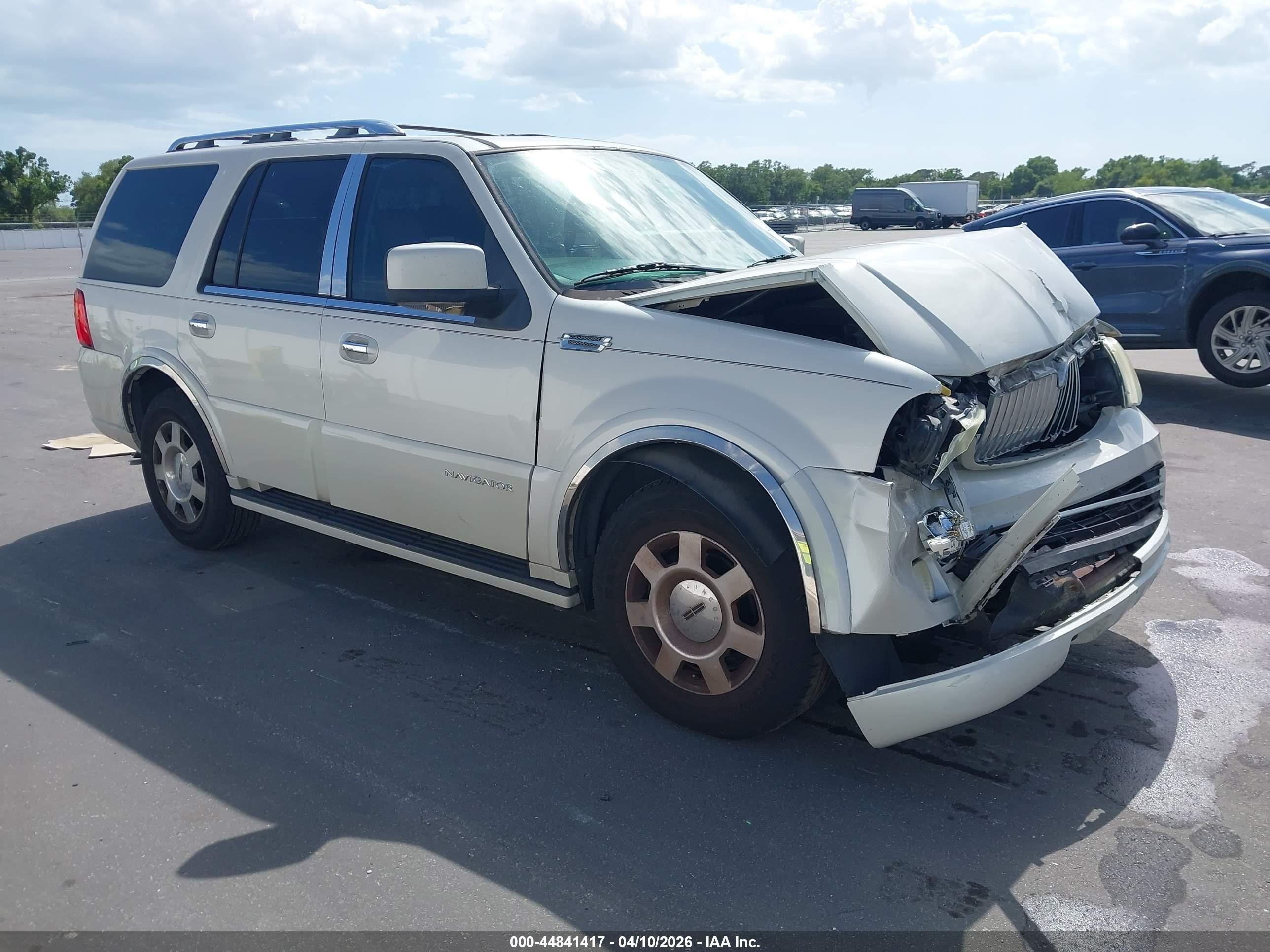 2005 Lincoln Navigator   White vin: 5LMFU27565LJ19570