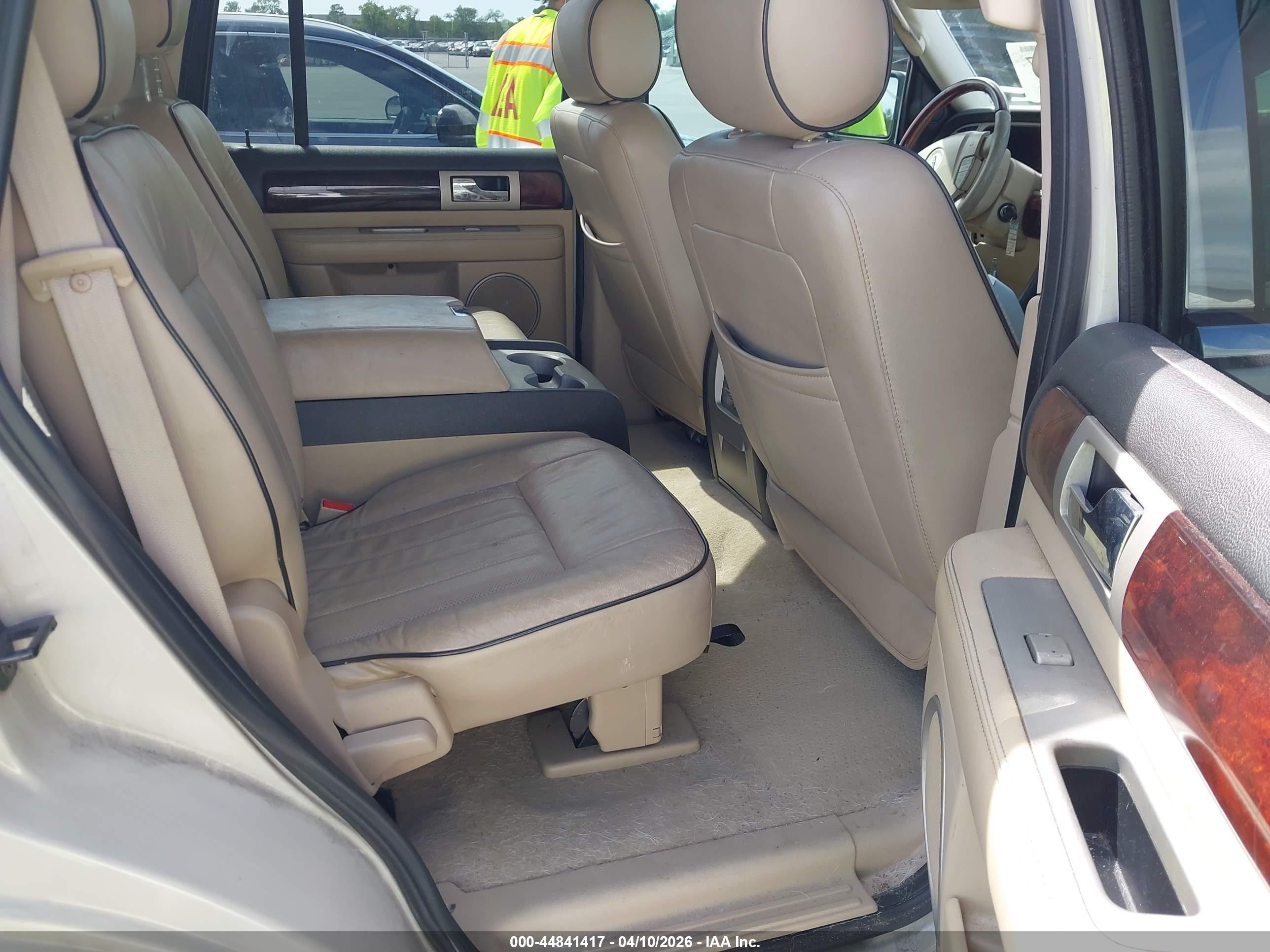 2005 Lincoln Navigator   White vin: 5LMFU27565LJ19570