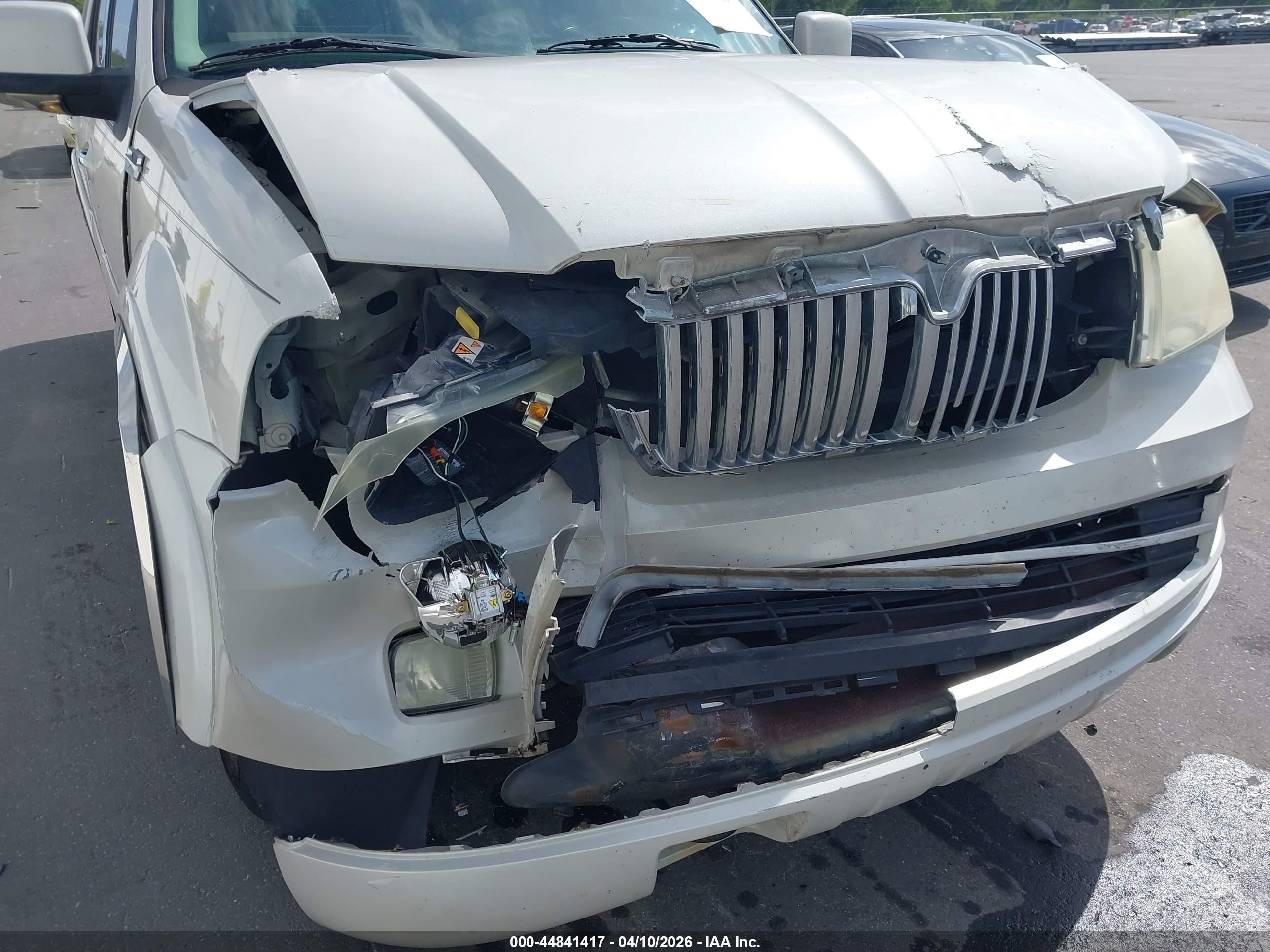 2005 Lincoln Navigator   White vin: 5LMFU27565LJ19570