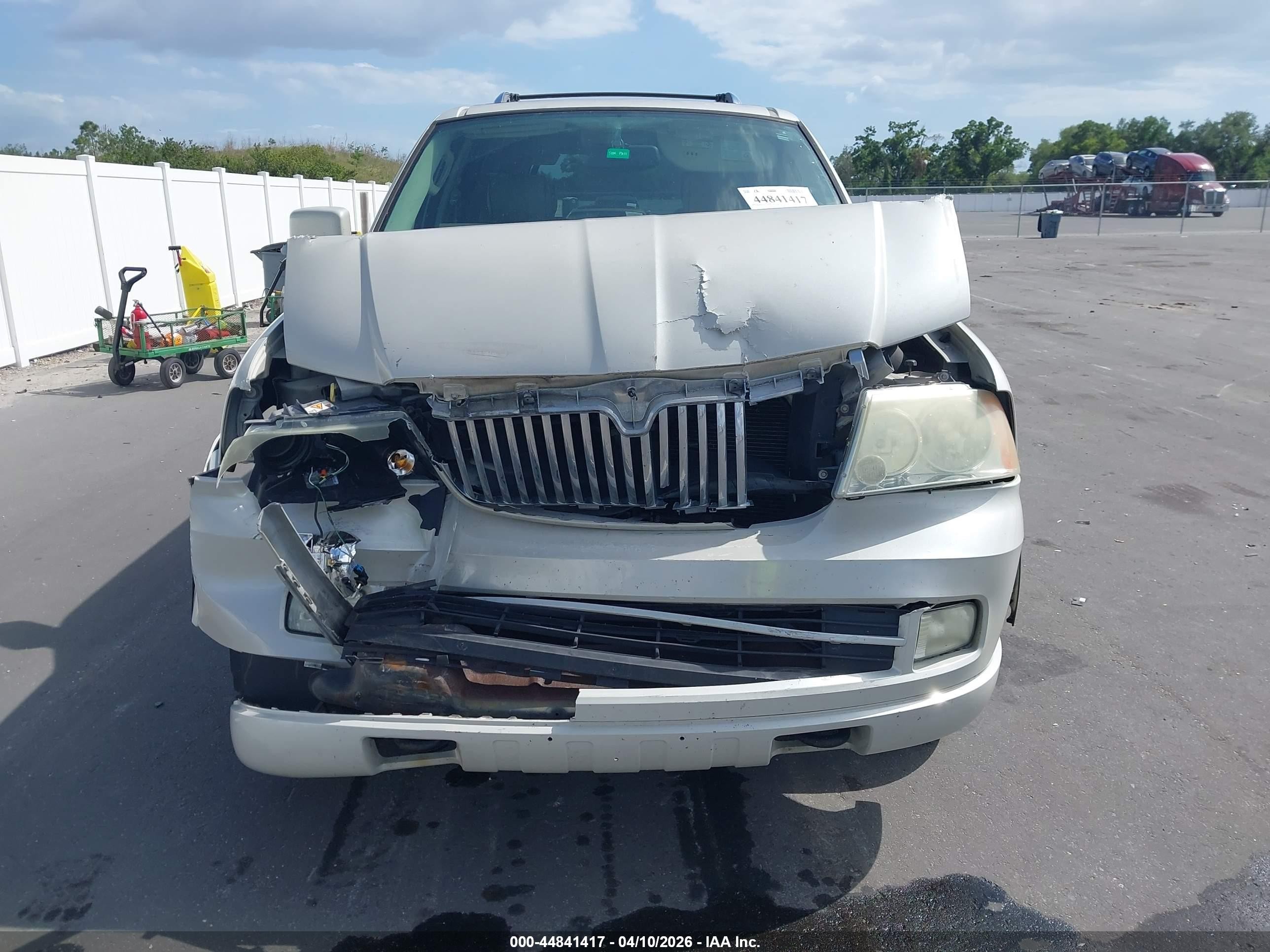 2005 Lincoln Navigator   White vin: 5LMFU27565LJ19570
