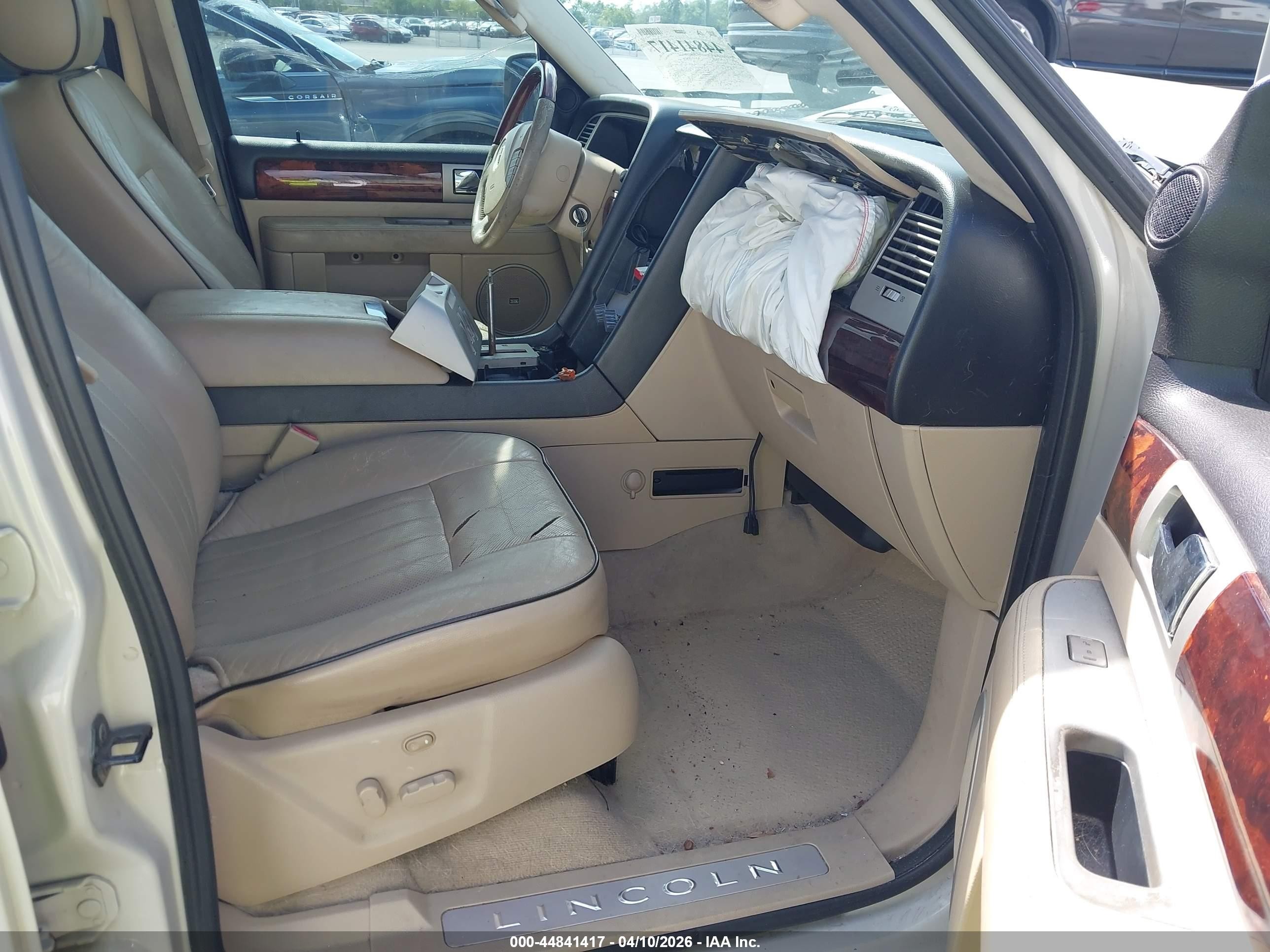 2005 Lincoln Navigator   White vin: 5LMFU27565LJ19570