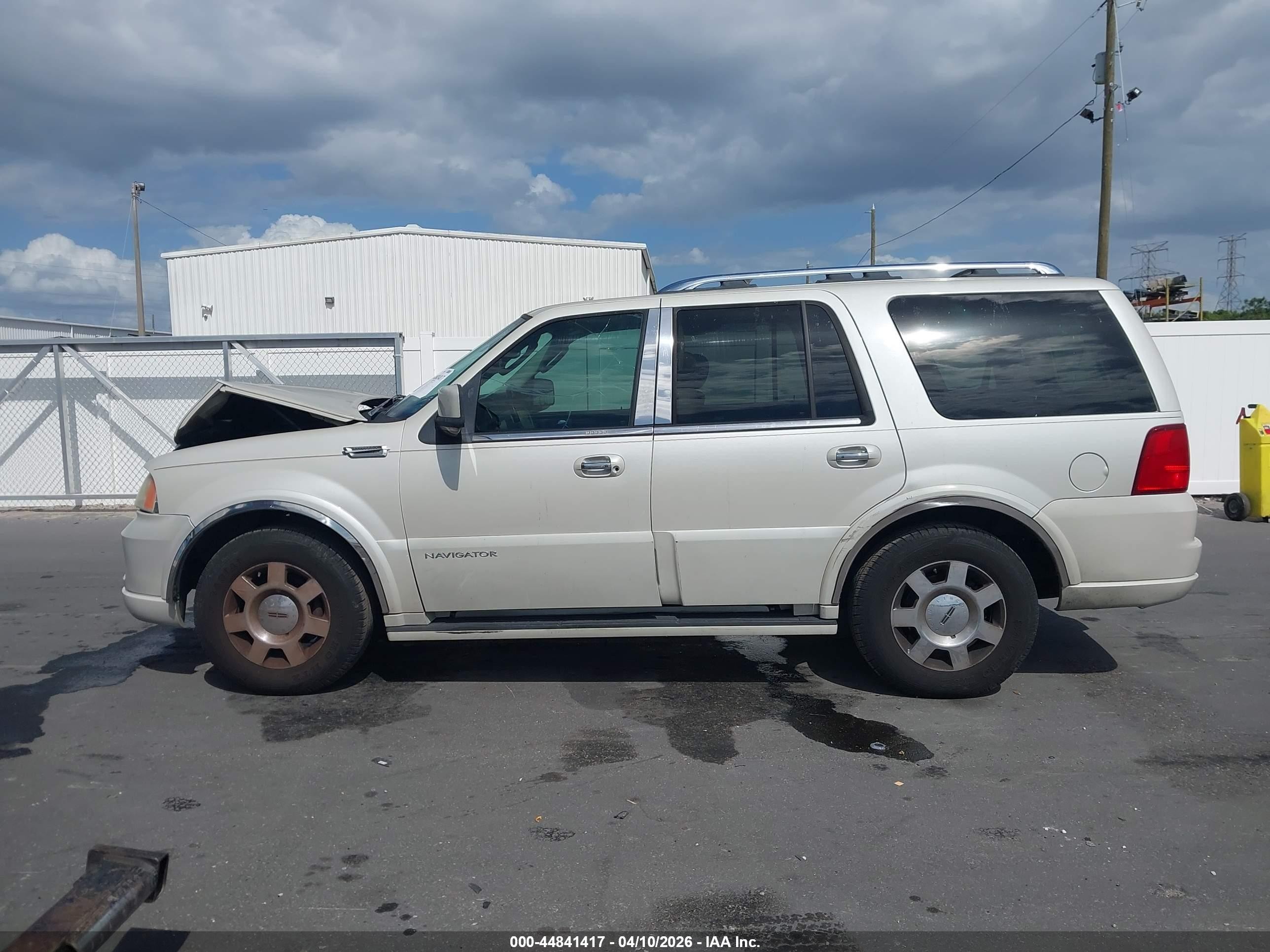 2005 Lincoln Navigator   White vin: 5LMFU27565LJ19570