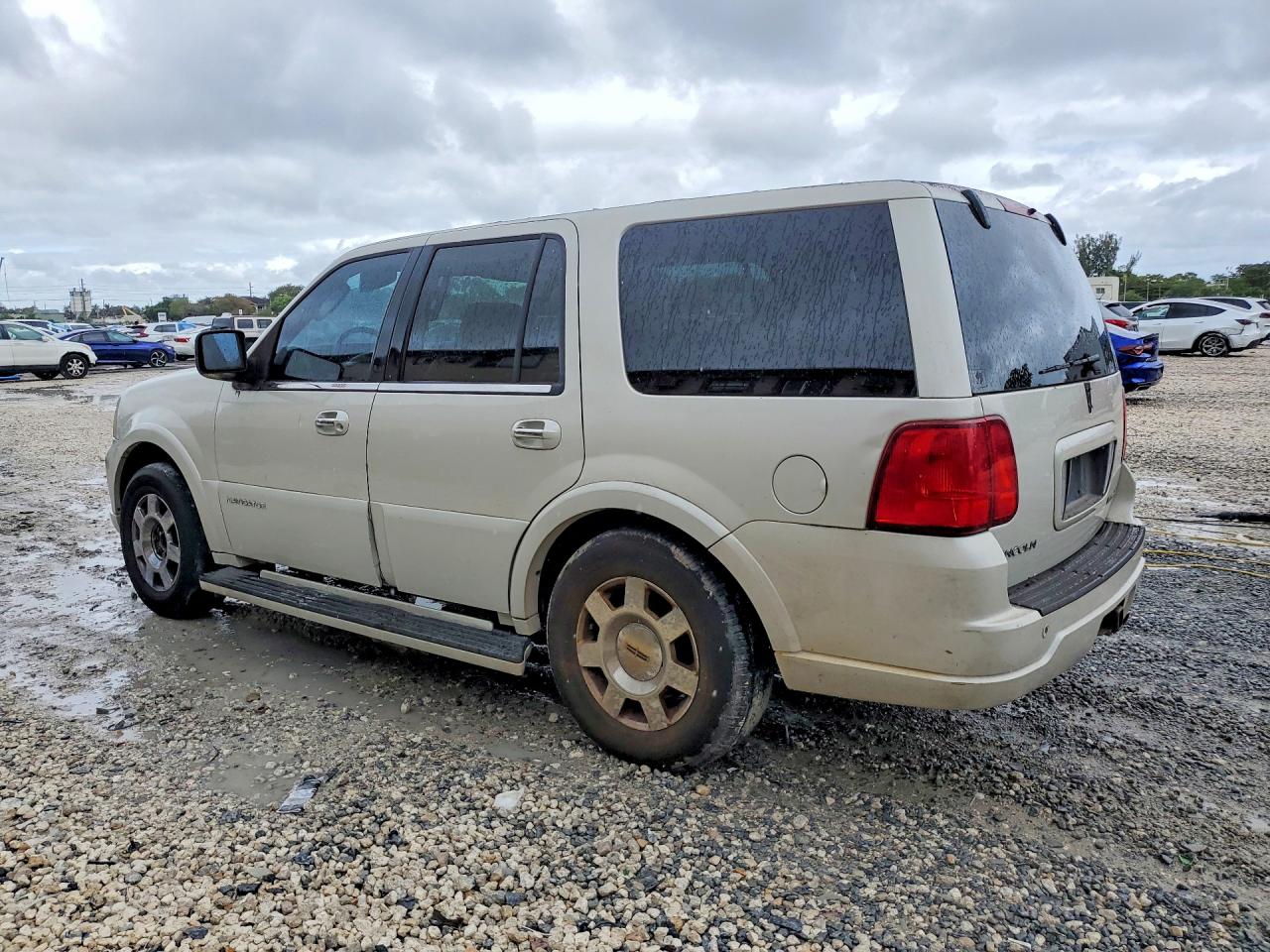 2005 Lincoln Navigator White vin: 5LMFU27565LJ21142